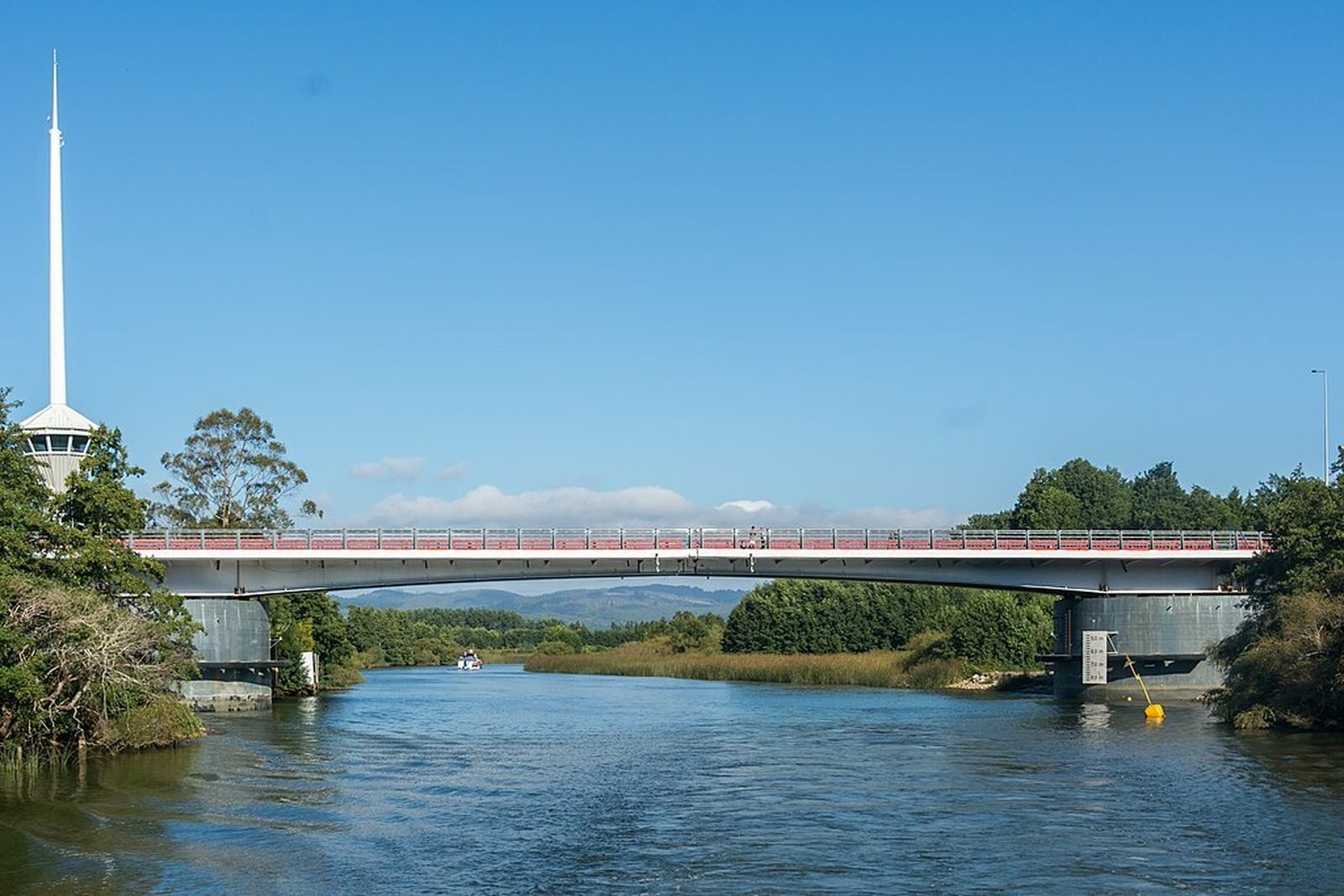 Puente levadizo sobre el Cau Cau en Valdivia (Chile).