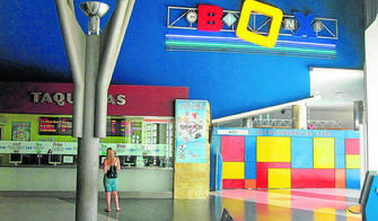 Imagen de la taquilla y de la zona de entrada a las salas de cine en el centro comercial Aqualon.