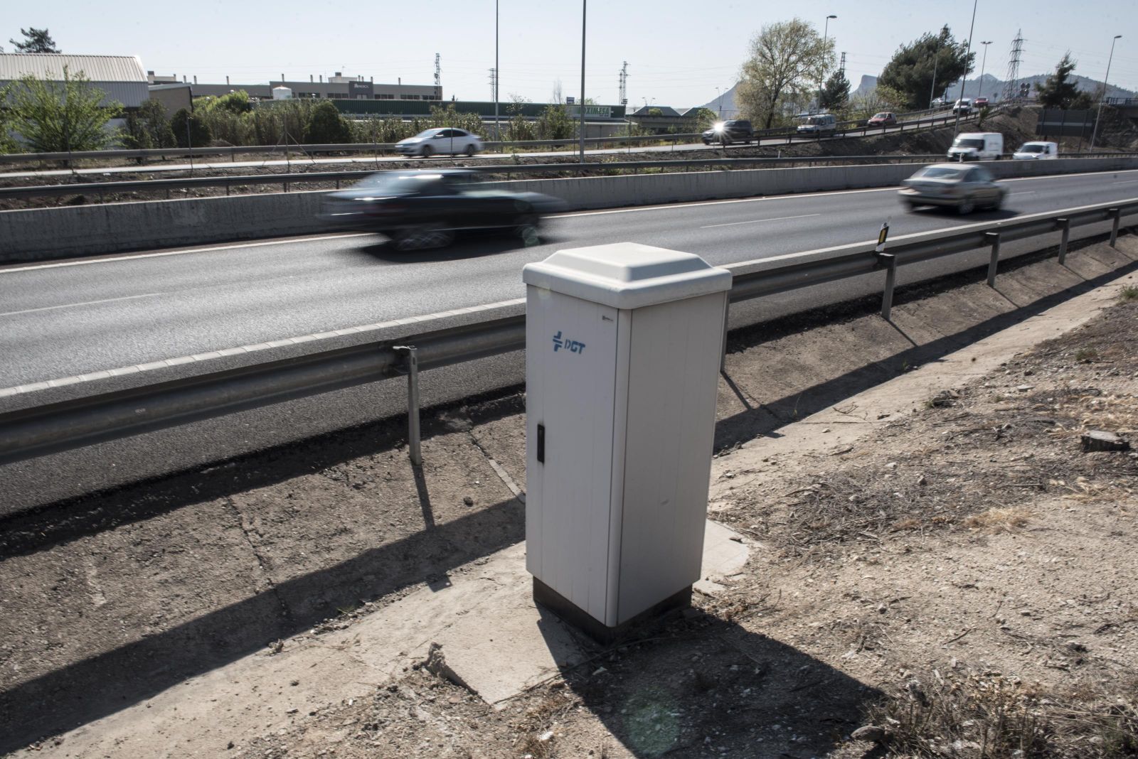 Un radar de la DGT en una carretera.