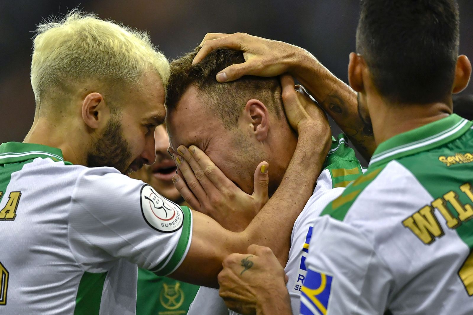 Pezzella y demás compañeros felicitan a Loren, entre lágrimas, por su gol frente al Barcelona.