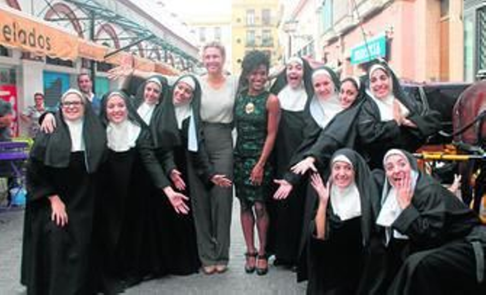 Àngels Gonyalons y Mireia Mambo, rodeadas del coro de monjas que forman 'Sister Act'.