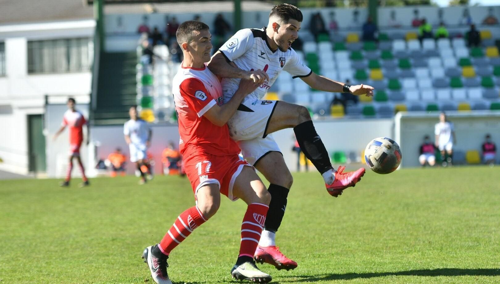 Triviño controla el balón ante un defensa de La Palma. Triviño controla el balón ante un defensa de La Palma.