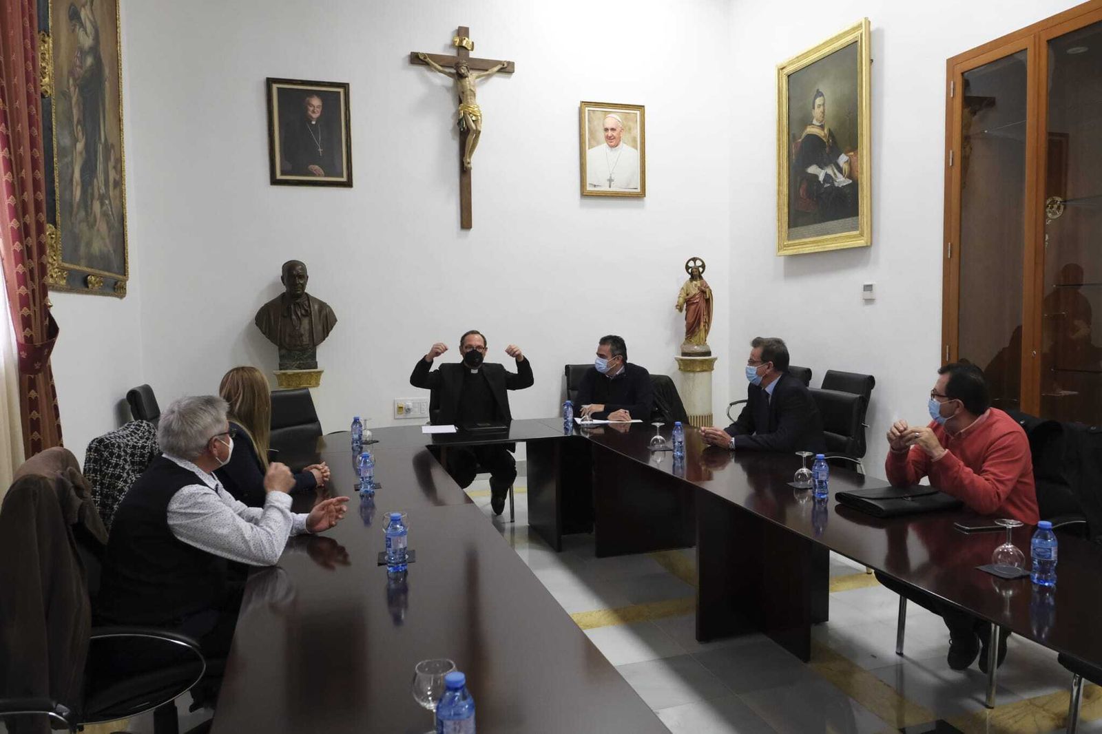 Reunión en el Obispado de Almería en la que las partes se han sentado a hablar sobre el conflicto por la propiedad de los locales que rodean la iglesia de Topares