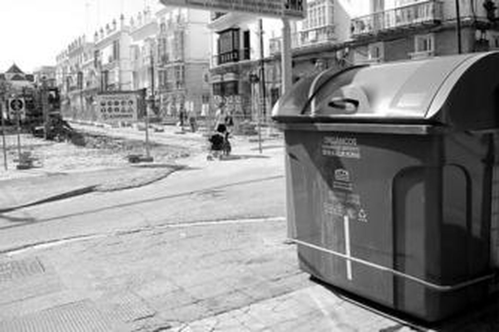 Contenedores de basura de la calle Real, junto a las obras del tranvía.