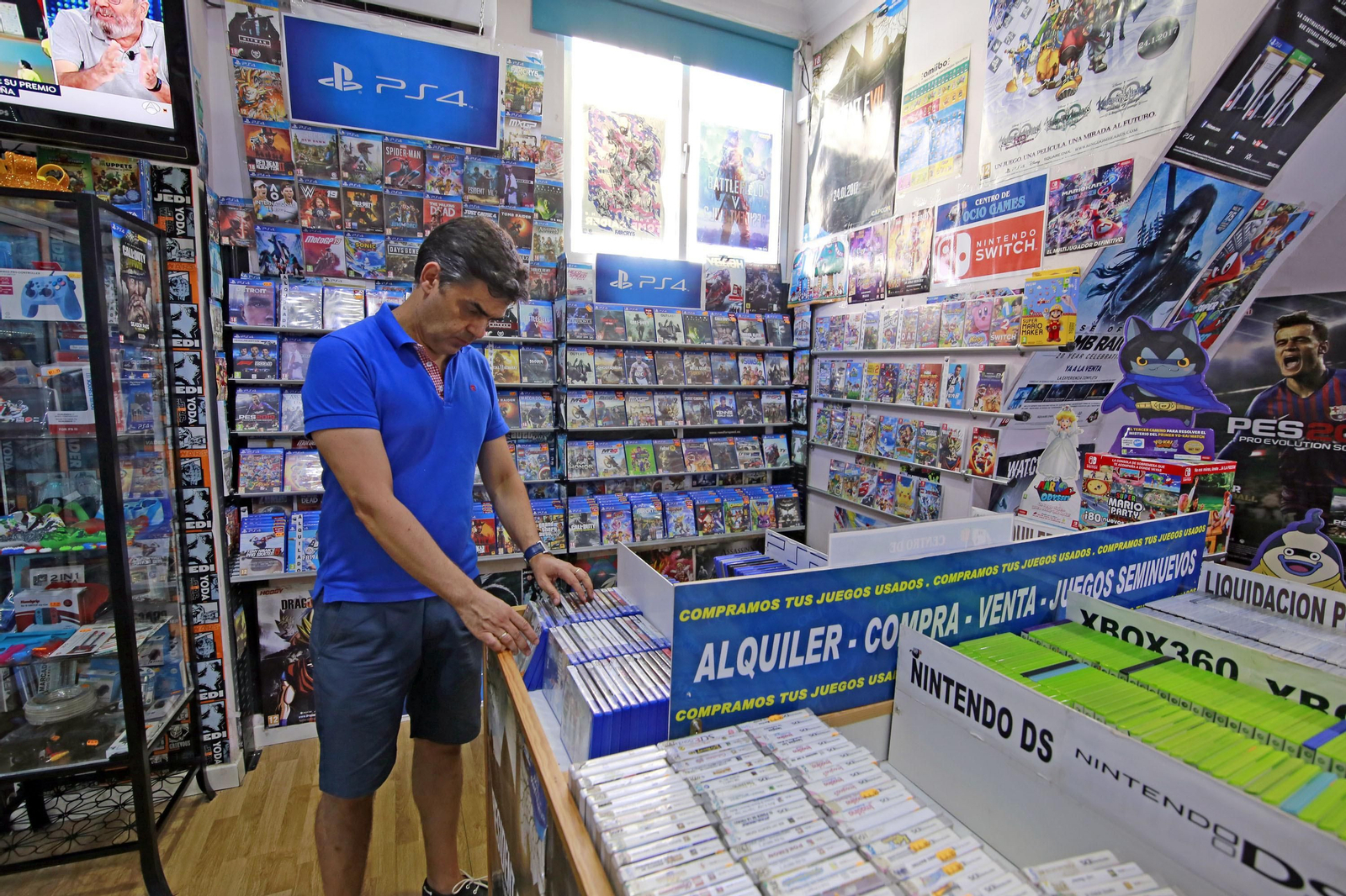 El ‘videoclub Ocio Games’ que regenta David Ortiz desde hace 23 años.