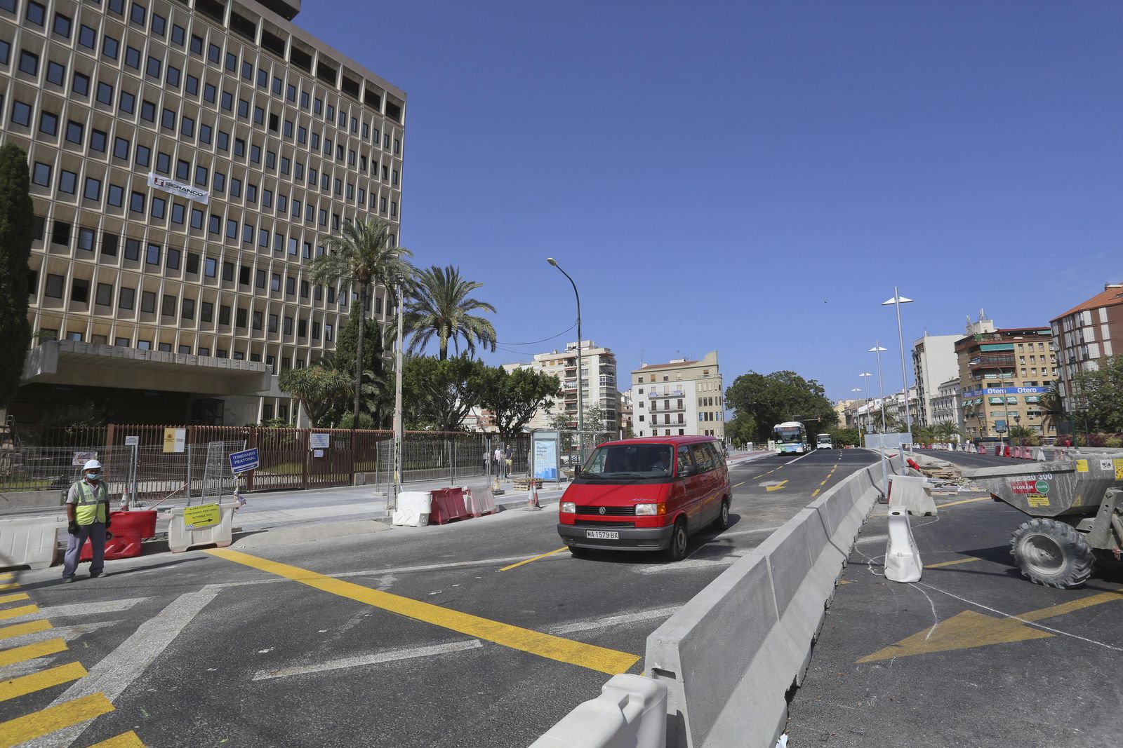 El puente de Tetuán abre al tráfico tras casi 5 años cerrado por las obras del Metro de Málaga.