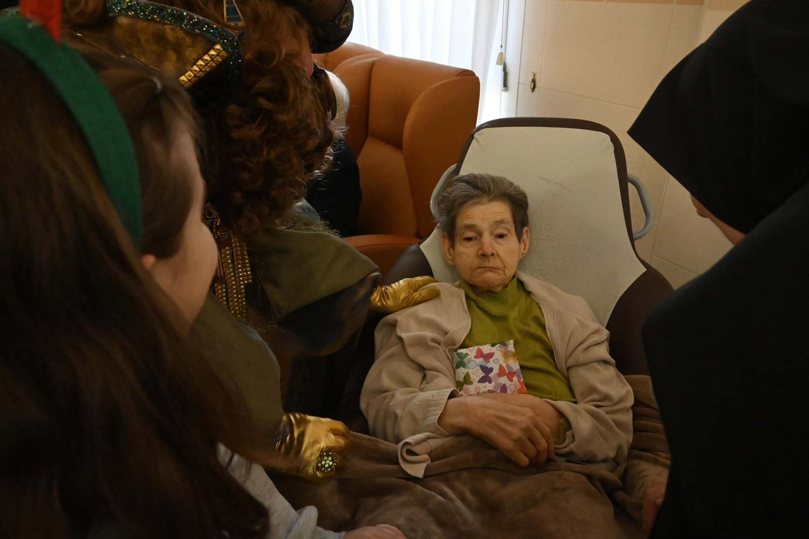 Visita de los Reyes Magos a los ancianos de los asilos de Huelva, en imágenes