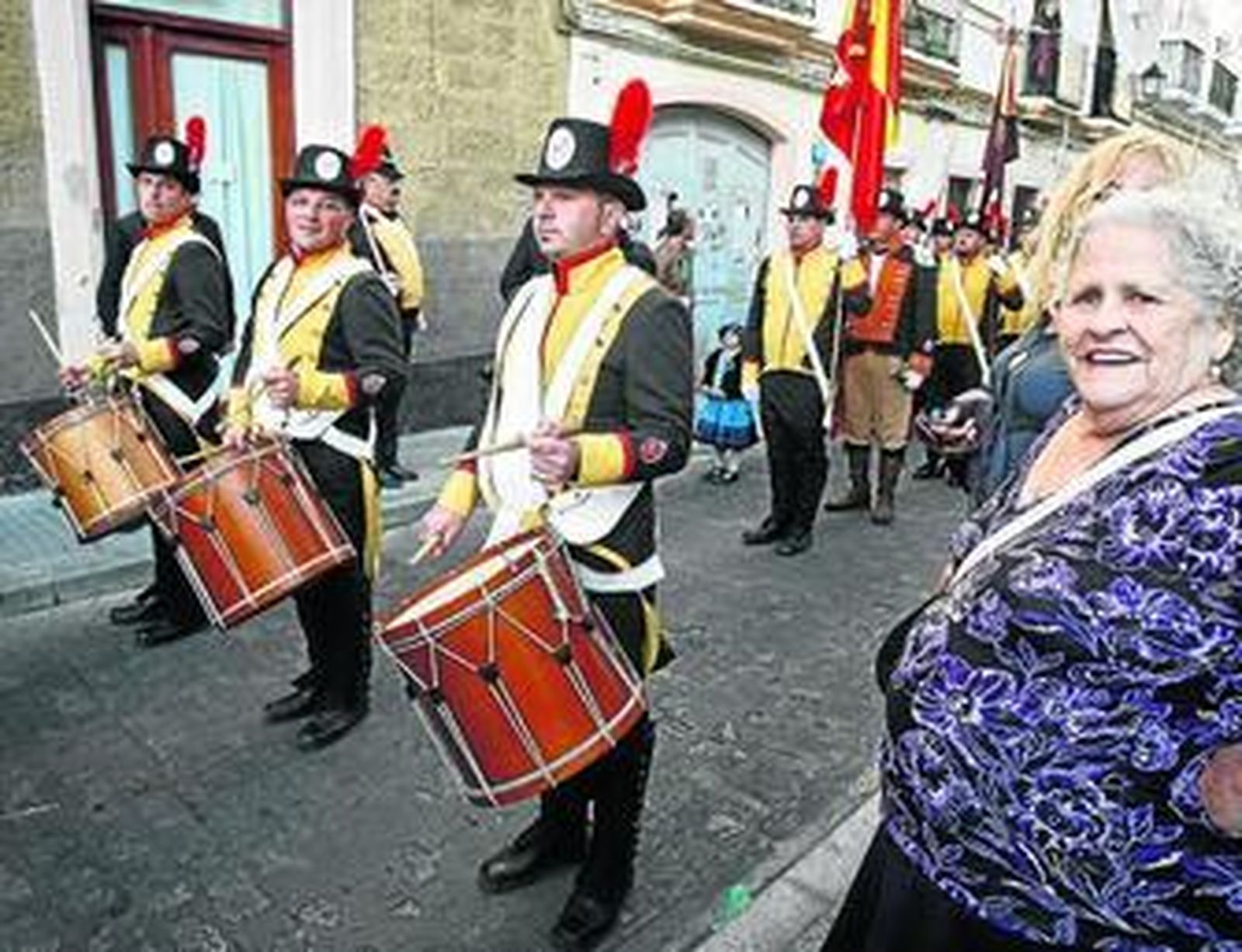 Un grupo de Voluntarios Distinguidos de Cádiz, durante la procesión cívica del día 19 de marzo.