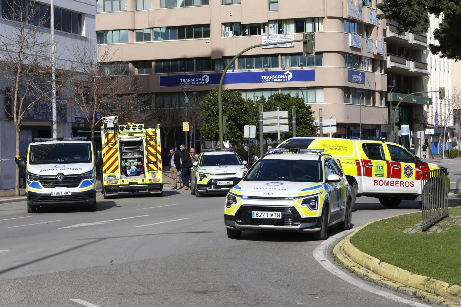 El dispositivo para sofocar el incendio del Hotel Al-Mar de Algeciras, en imágenes