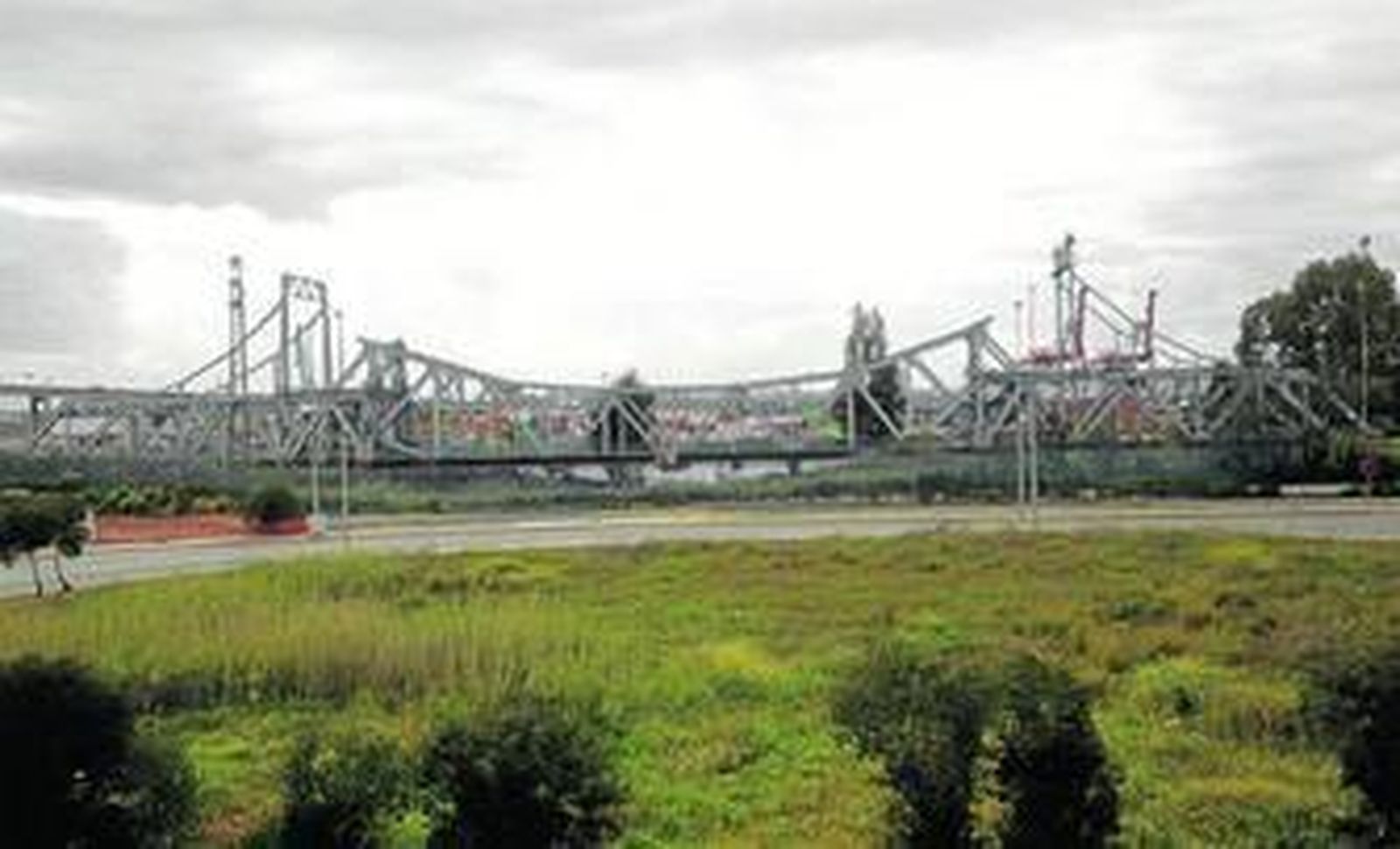 El puente de Alfonso XIII, rodeado de una valla perimetral, lleva desde finales de 2003 al Sur de la avenida de la Raza.