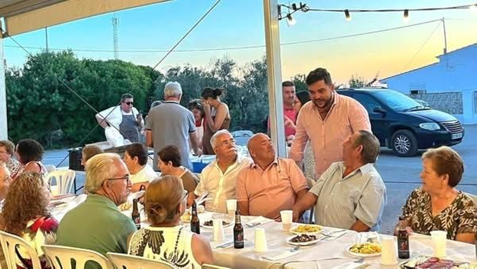 El alcalde Miguel Rodríguez, de pie, en una de las convivencias. El alcalde Miguel Rodríguez, de pie, en una de las convivencias.