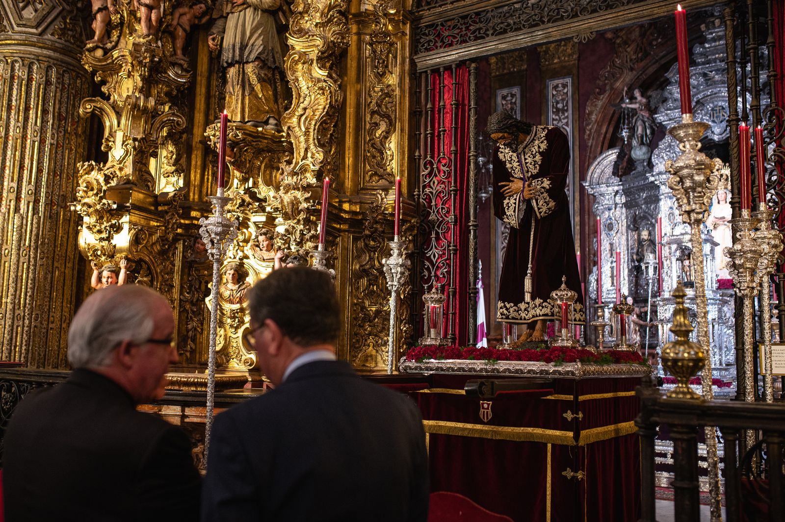 El traslado del Señor de Pasión a su paso, en imágenes