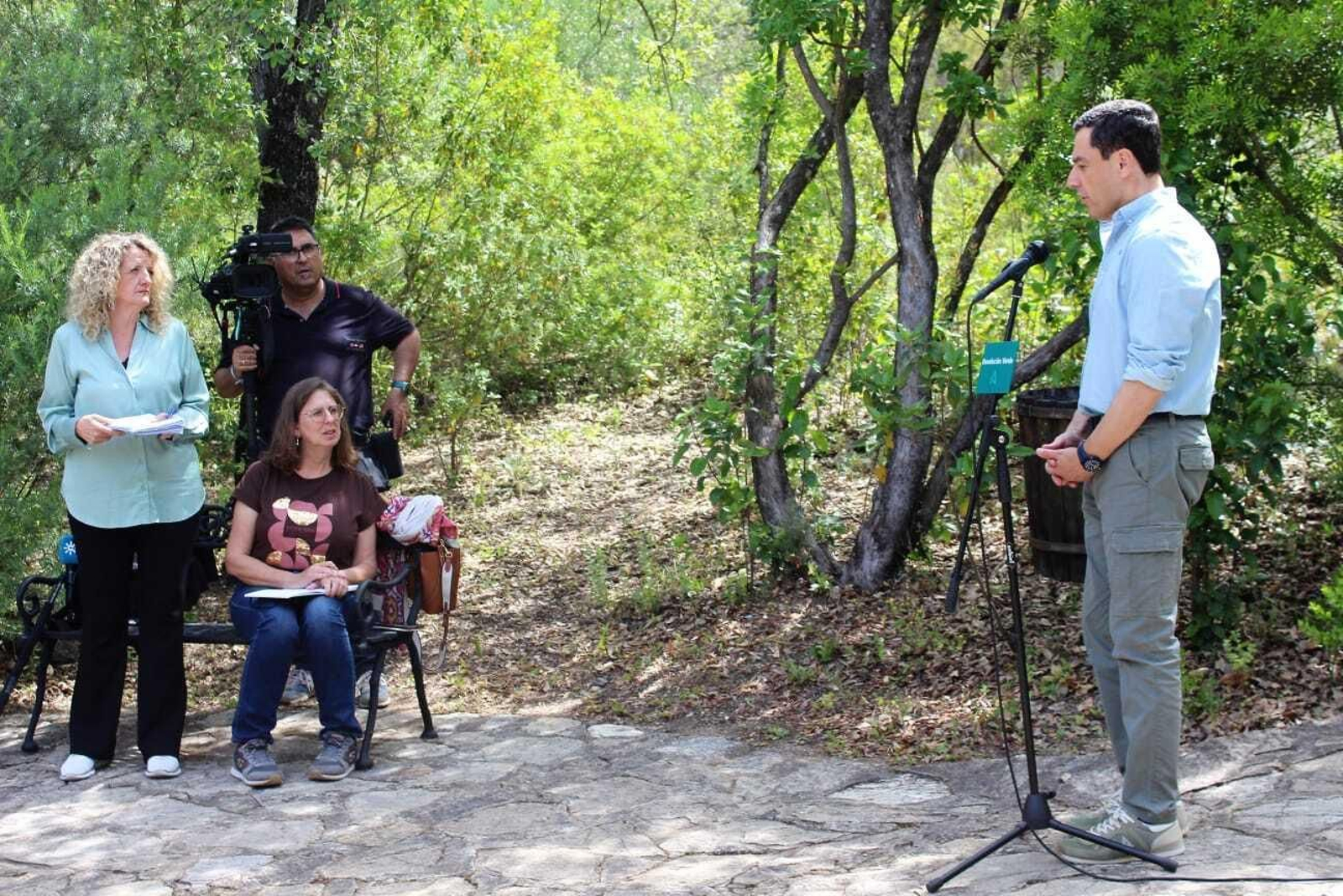 Juanma Moreno en el sendero del río Majaceite
