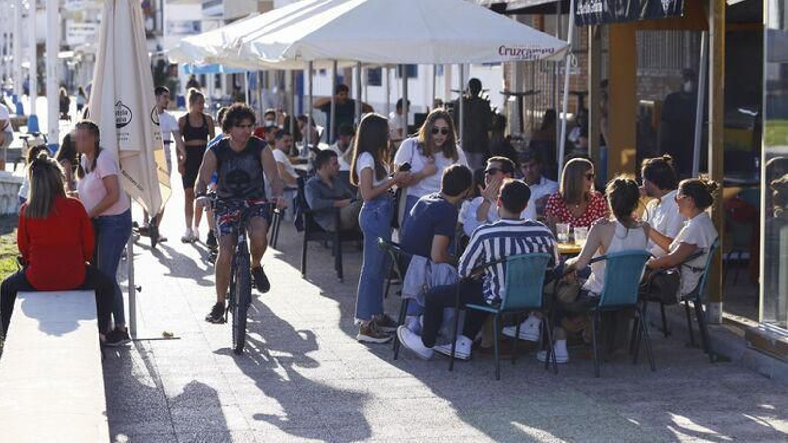 Pedregalejo por la tarde, en el primer día de la fase 1 de la desescalada en Málaga.