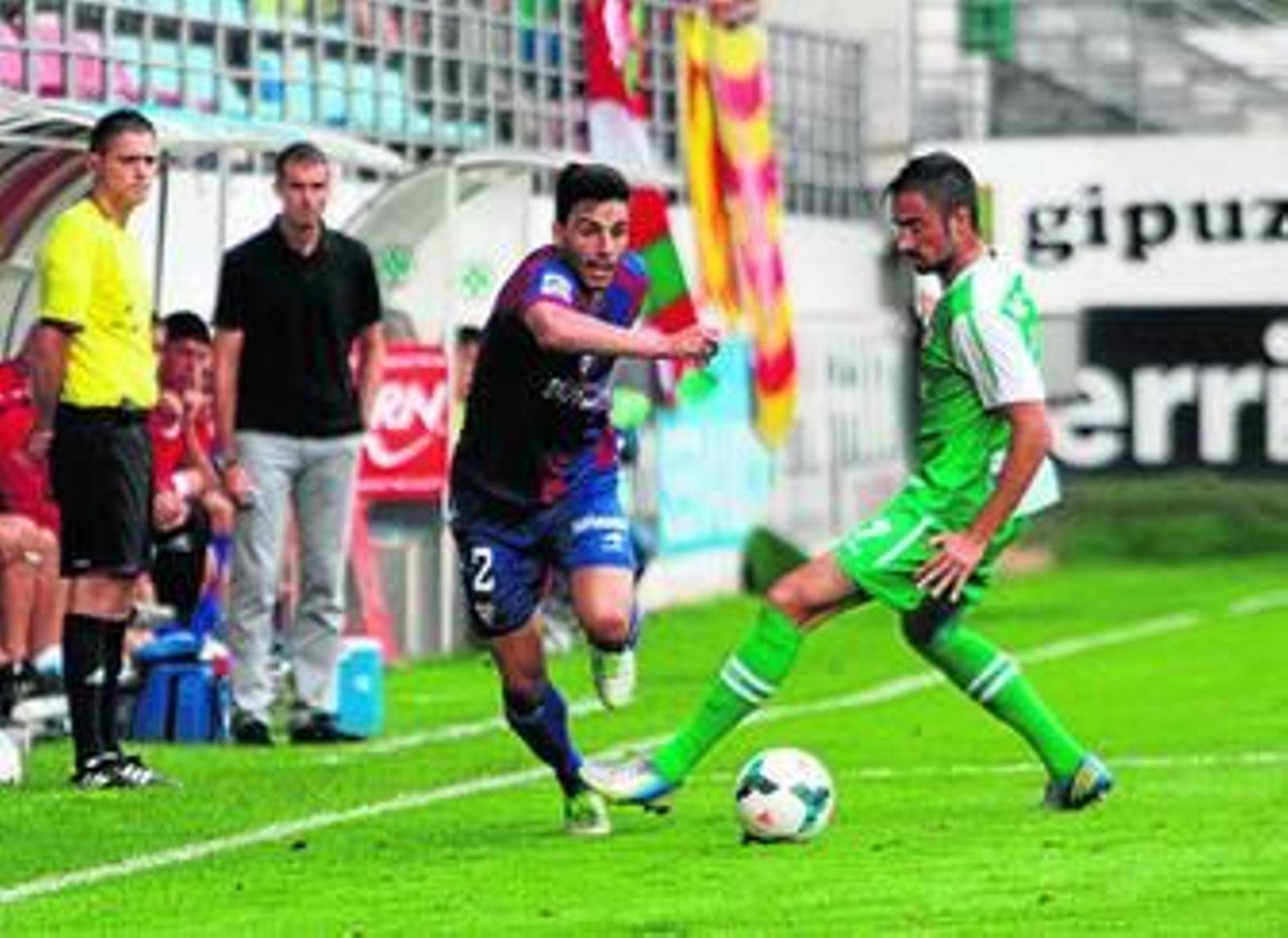 Eneko Bóveda salva la entrada del exblanquiverde Richy en la visita del Girona a Ipurua.