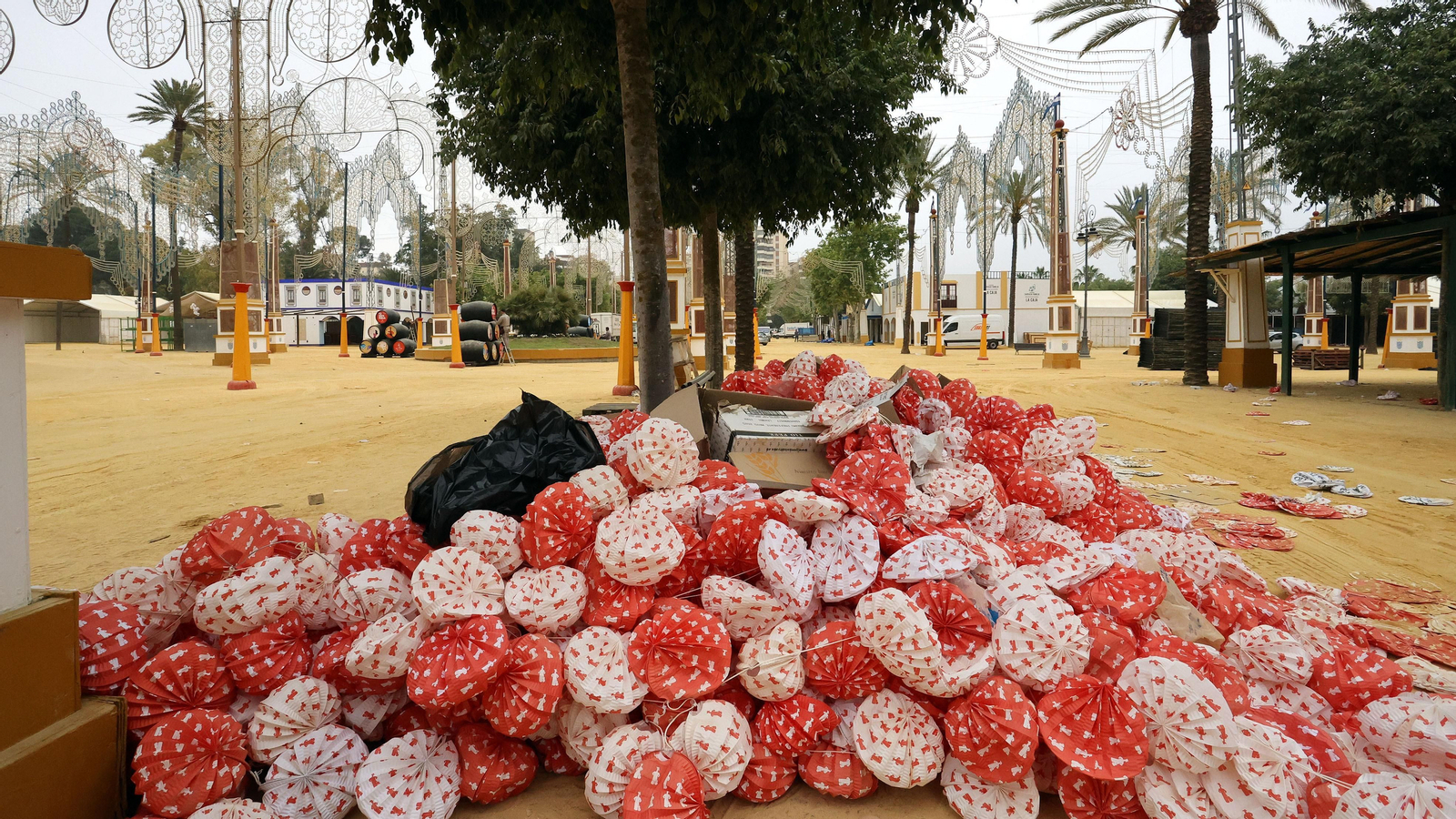 Continúan los trabajos de recogida en la Feria de Jerez 2024 Continúan los trabajos de recogida en la Feria de Jerez 2024