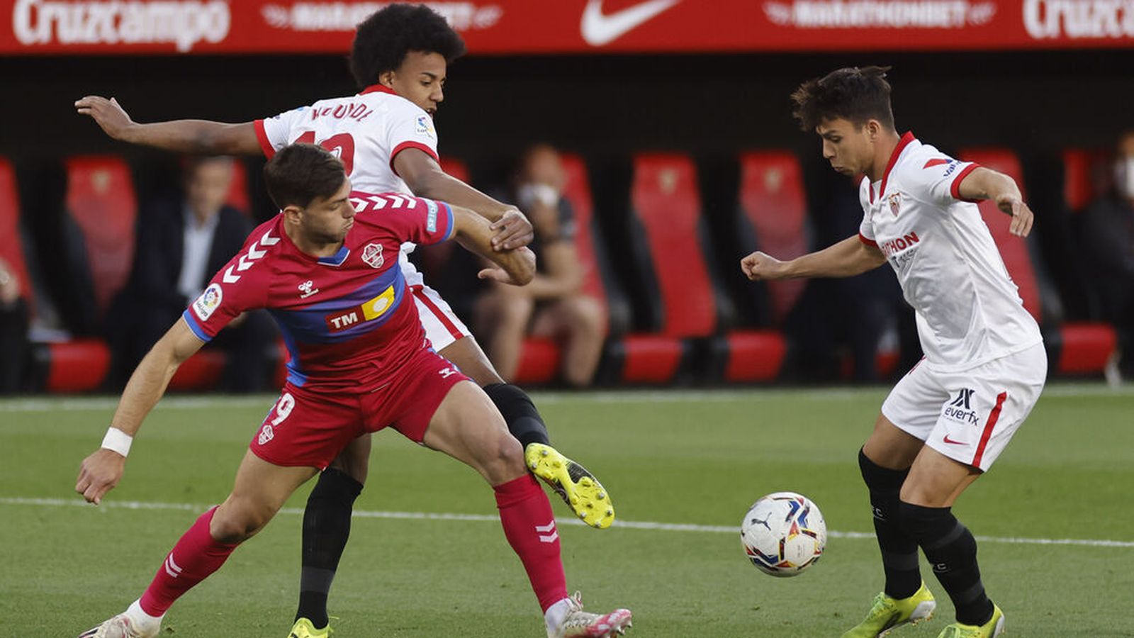 Koundé y Óliver Torres, en el Sevilla-Elche de la pasada temporada.