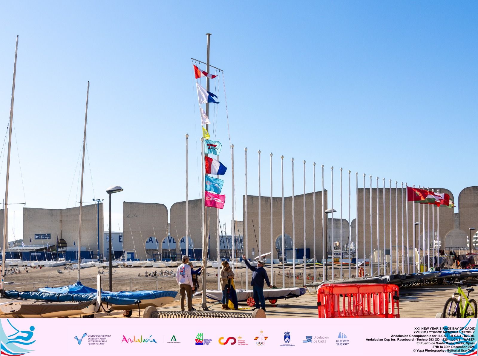 Banderas indicativas del aplazamiento de la segunda jornada.