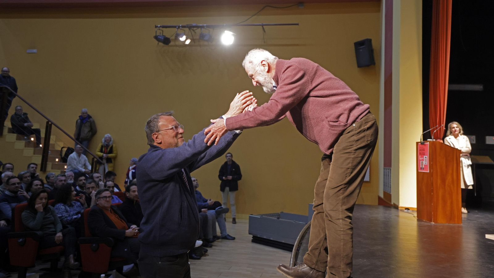 Torrijos recibe el saludo del ex alcalde Alfredo Sánchez Monteseirín.
