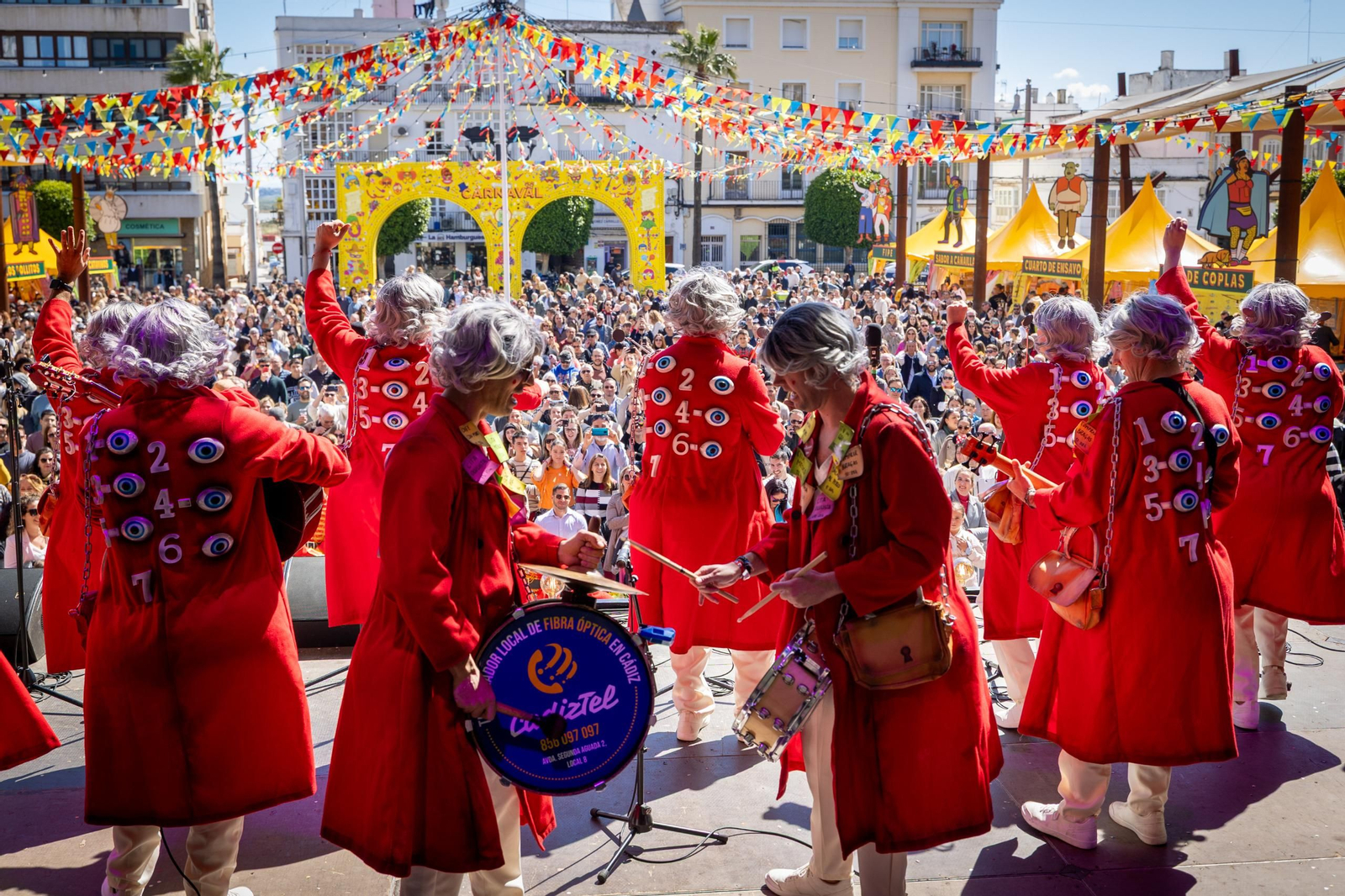 Actuación de la chirigota 'Por si acaso... las precavidas', este sábado en la plaza del Rey de San Fernando