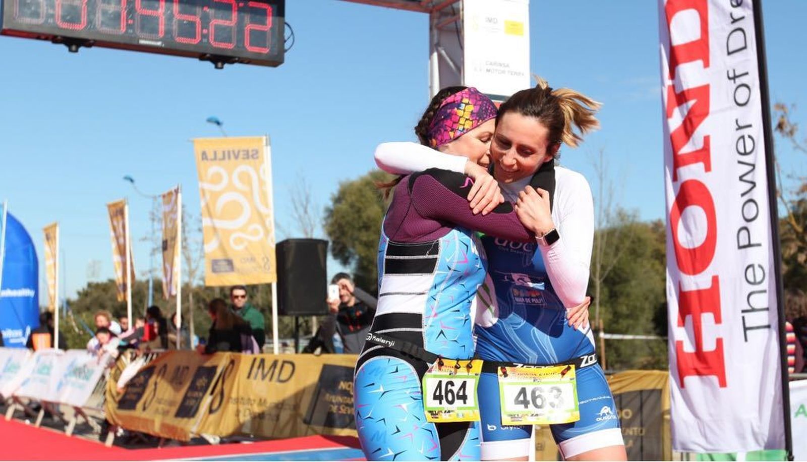 Atletas cruzando la meta.