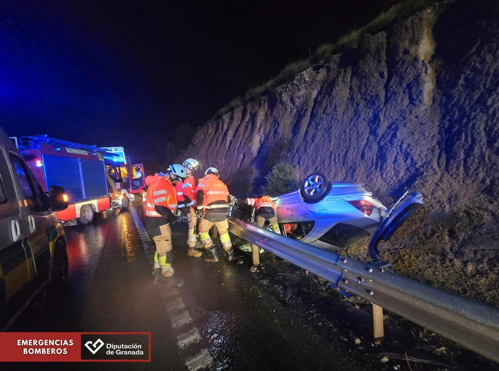 Imagen del rescate de un hombre tras sufrir un accidente en la carretera GR-3420 esta madrugada