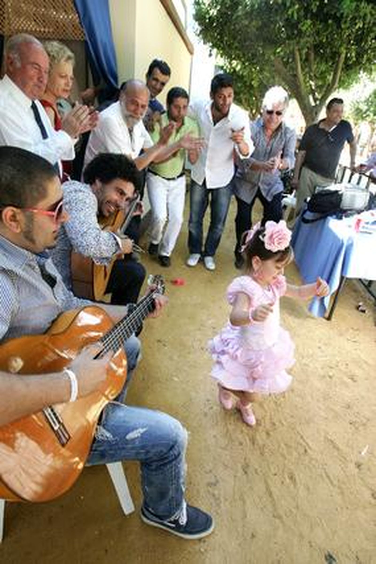 Mayores y pequeños se lo pasaron en grande al mediodía de ayer en la caseta de la peña flamenca Los Cernícalos.

Foto: Pascual
