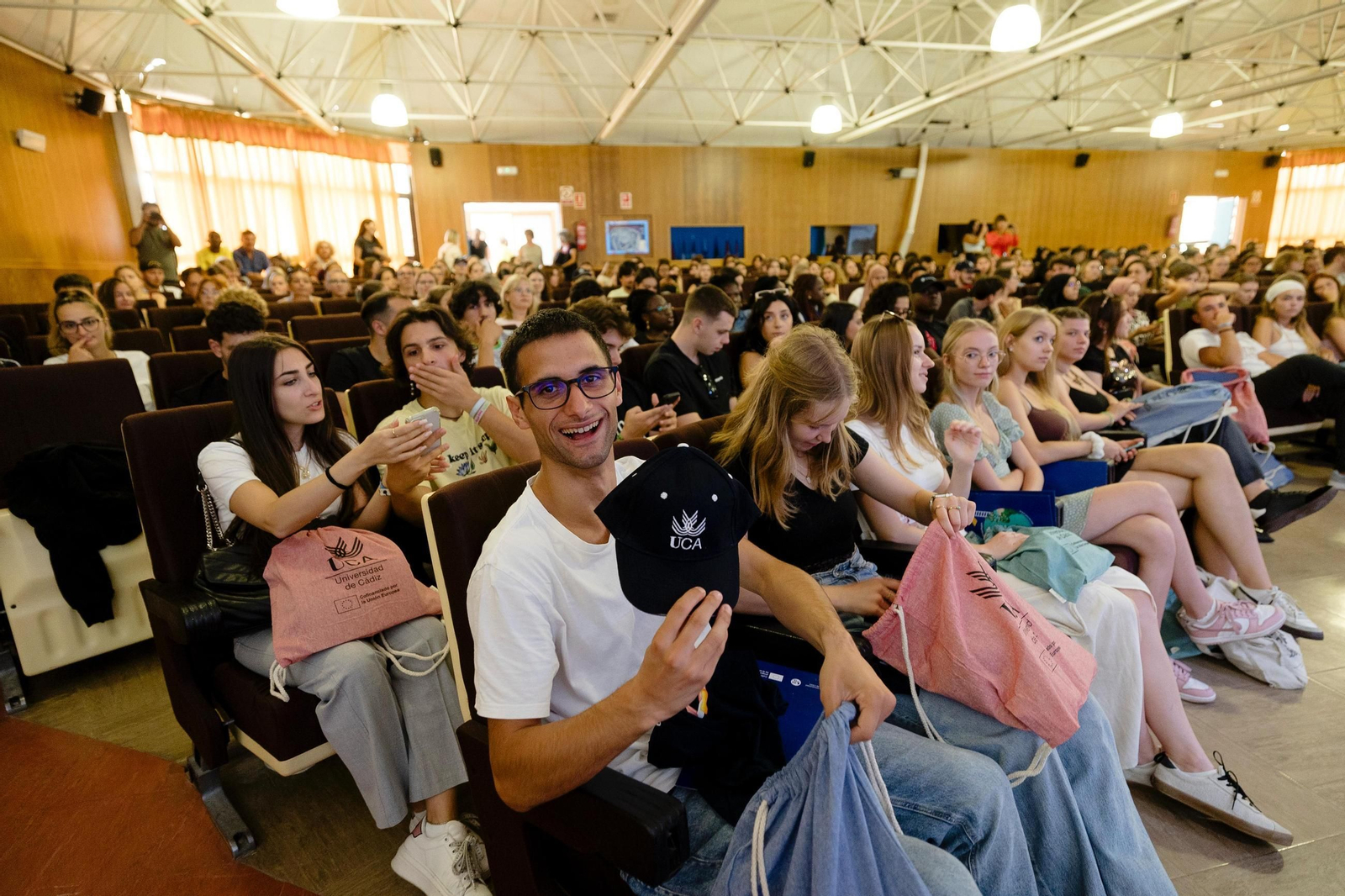Un alumno muestra una gorra de la UCA, uno de los regalos en la bienvenida. Un alumno muestra una gorra de la UCA, uno de los regalos en la bienvenida.