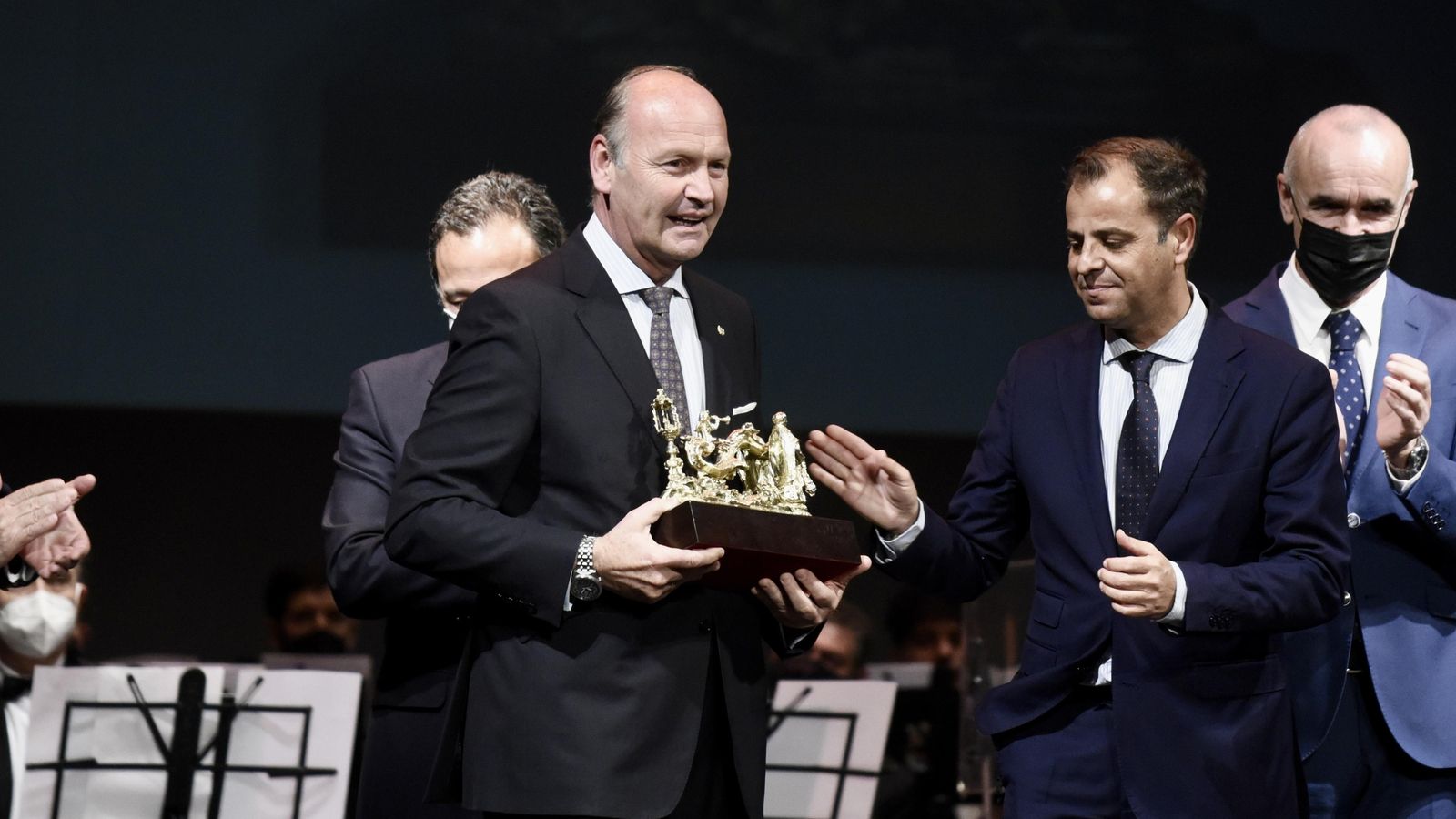 Ignacio Soro recibe El Llamador entregado por Juan de Dios Mellado Pérez