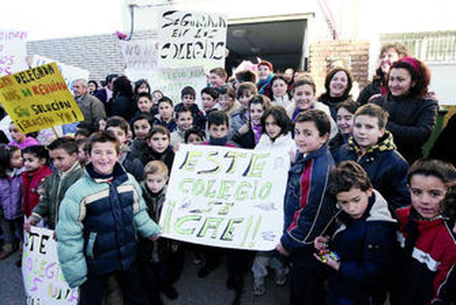 Los alumnos del Maimónides, acompañados por sus padres, ayer en la entrada del centro.