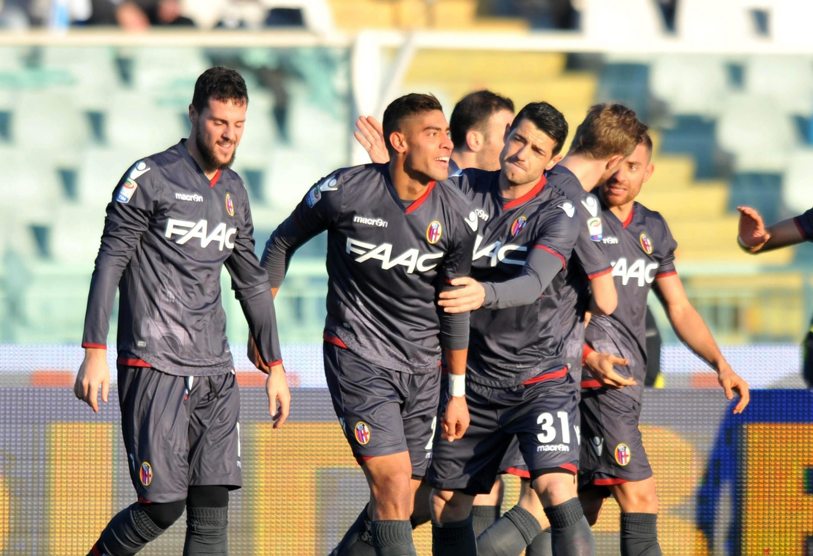 Adam Massina celebra un gol con el Bolonia ante el Pescara en la Serie A italiana.