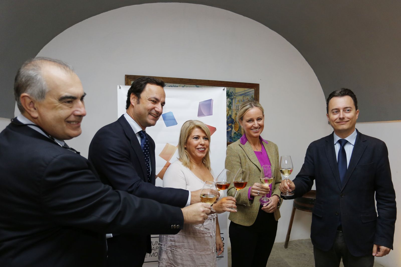1. Imagen de la torre Tío Pepe, que actualmente solo se usa de mirador y de centro de telecomunicaciones. 2. Cornelio Vela, Ignacio Díez, Mamen Sánchez, Beatriz Vergara y Santiago Galván, ayer en Bodegas González Byass.
