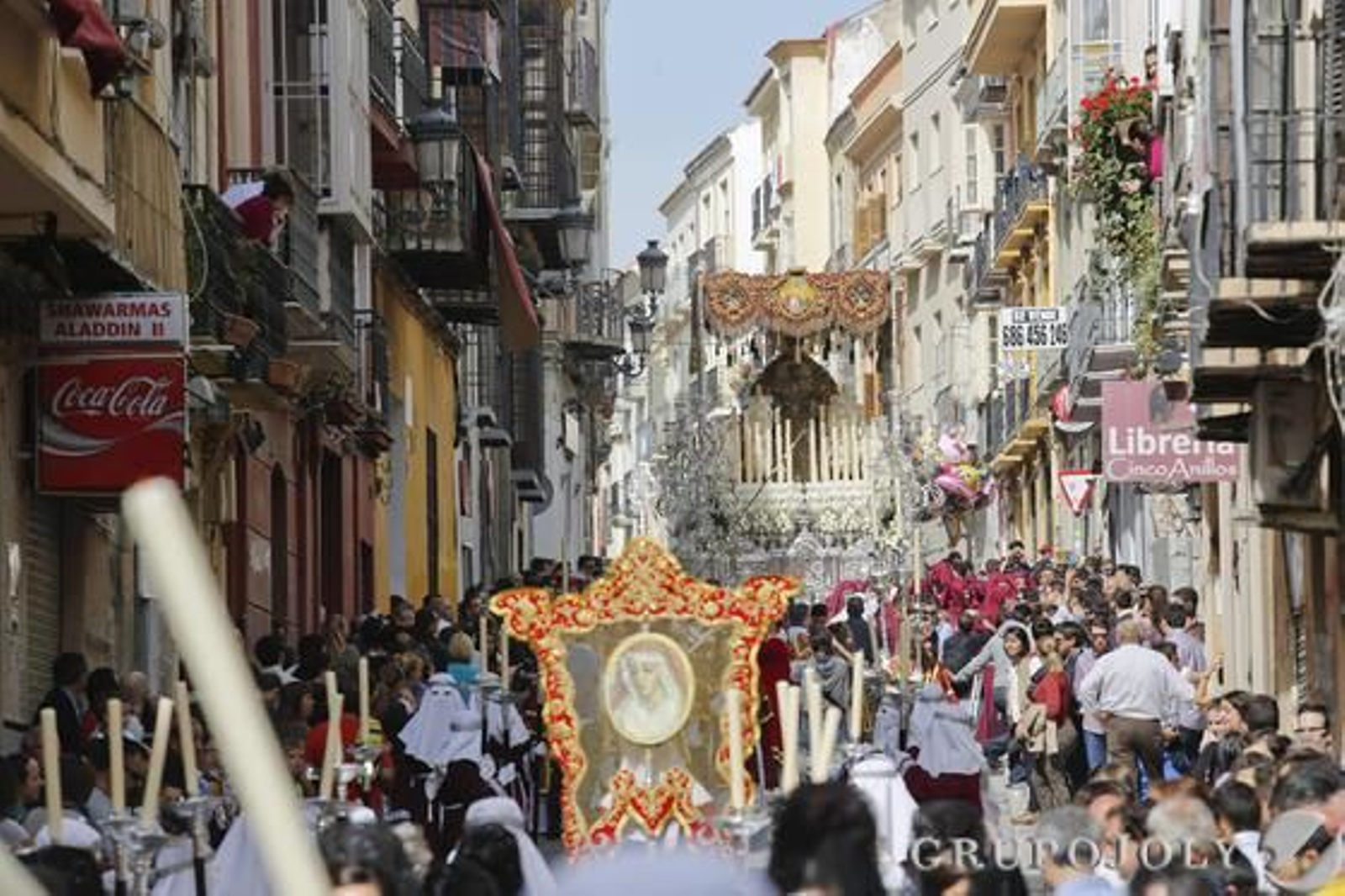 Crucifixión, Gitanos, Dolores del Puente, Pasión, Estudiantes y Cautivo protagonizaron una jornada en claroscuro./ Javier Albiñana