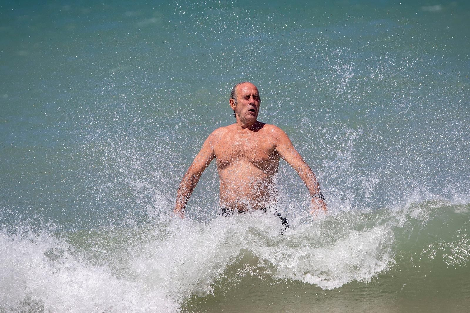 El levante ha acompañado a los primeros baños en Camposoto, en San Fernando.