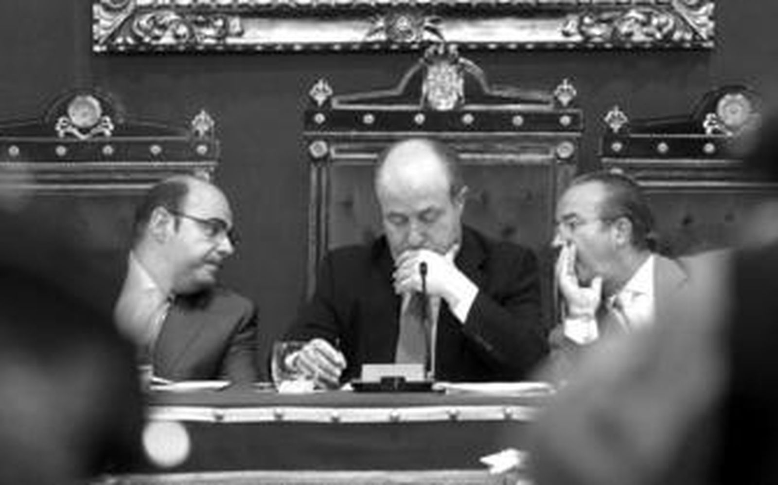 El concejal de Economía, Juan Antonio Mérida, hace un comentario al alcalde, José Torres Hurtado, bajo la atenta mirada de Sebastián Pérez.