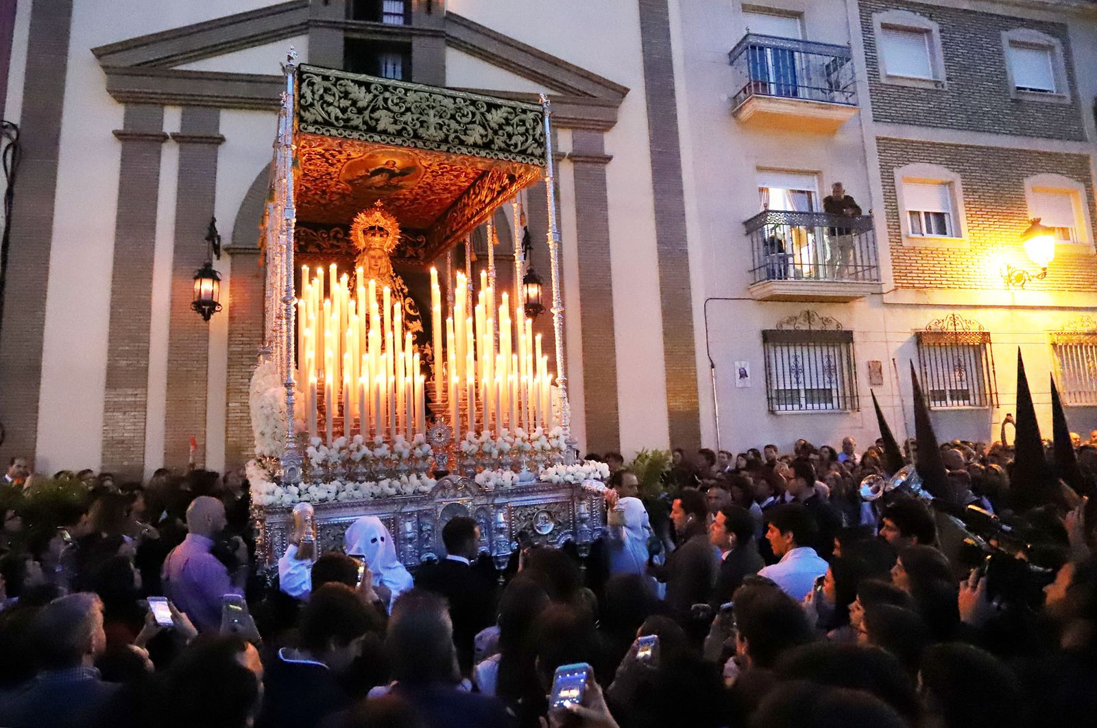 El paso de palio de María Santísima del Rocío y Esperanza sale de la iglesia.