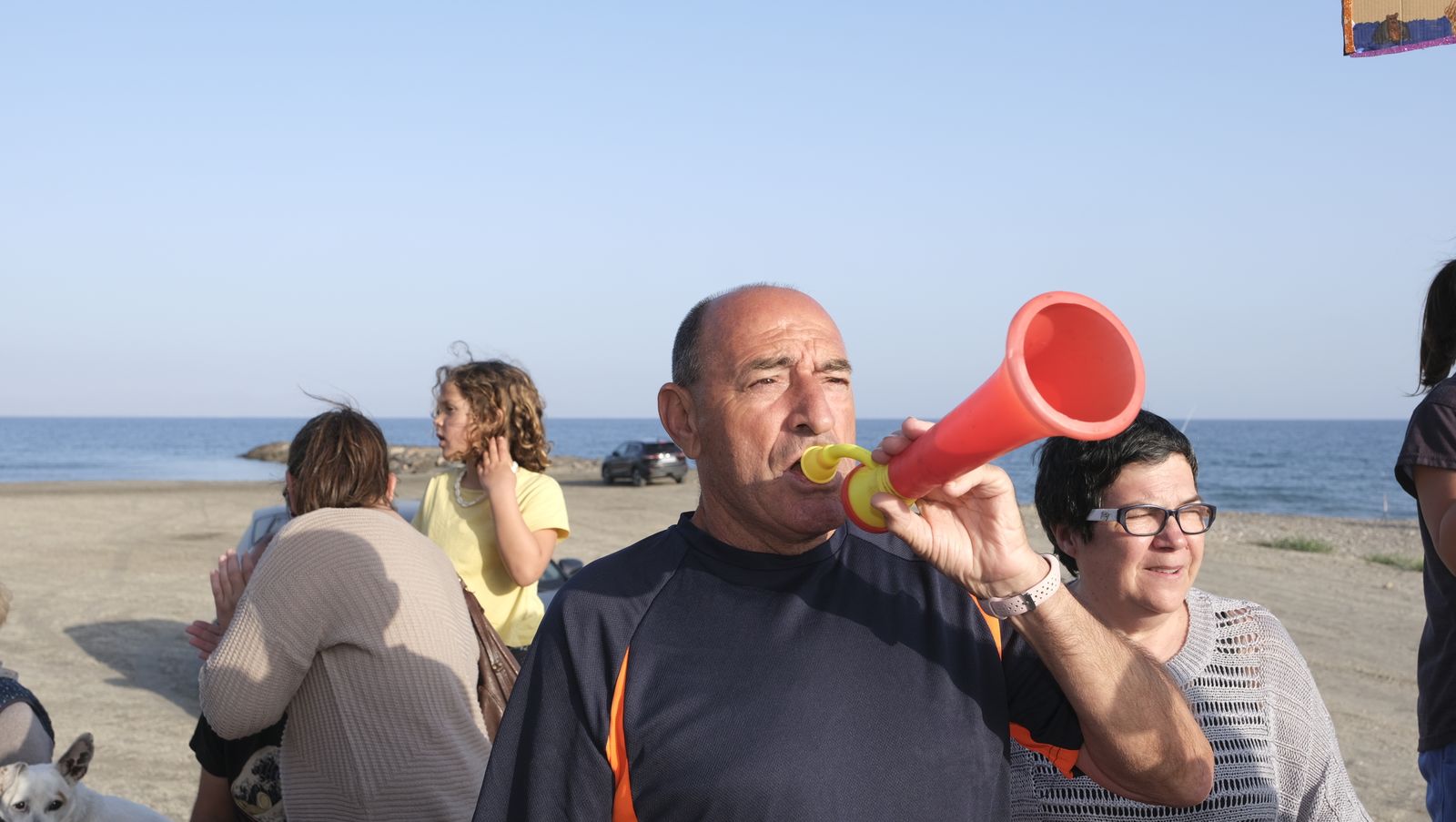 Concentración de los vecinos de Costacabana por los vertidos de agua al mar