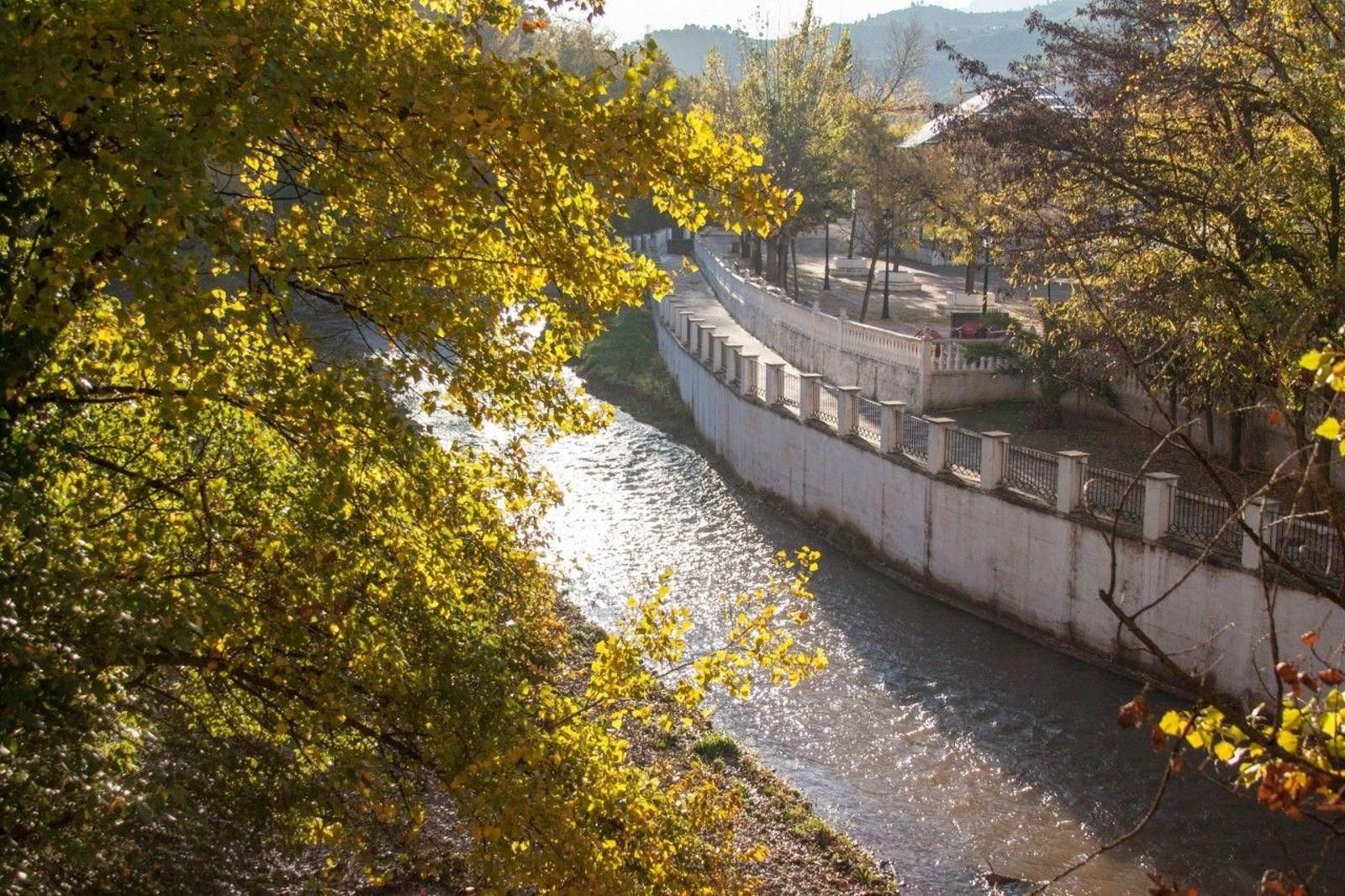 Paseo del río en La Puerta de Segura.