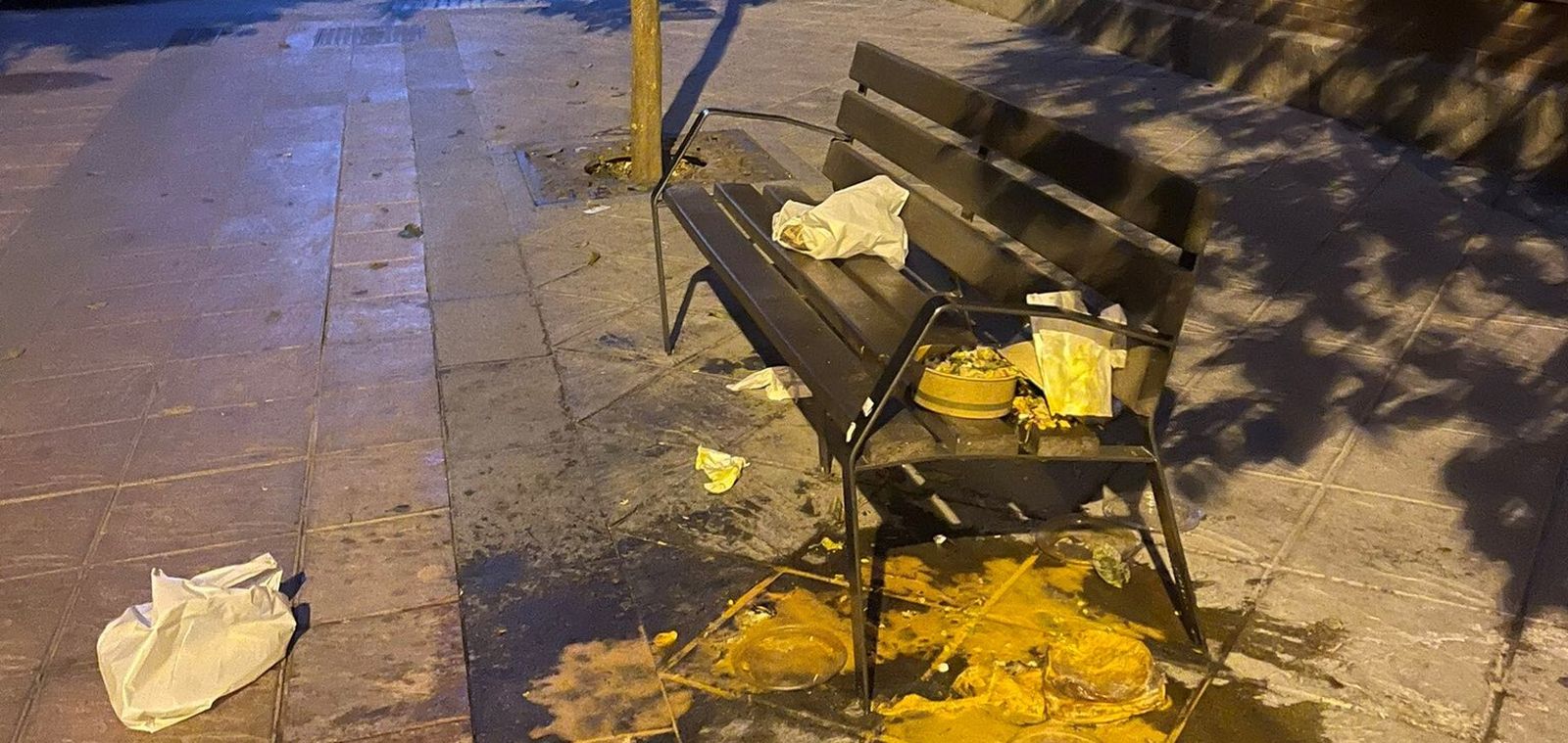 Estado de suciedad del banco en el que se sentaron Sanz y Bendodo.