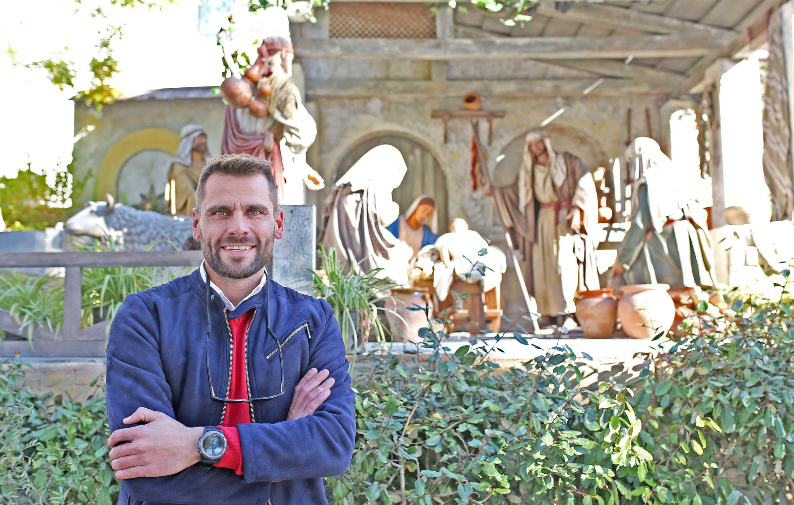 Rafael Mateos, días atrás, junto al Belén monumental de la alameda Cristina.