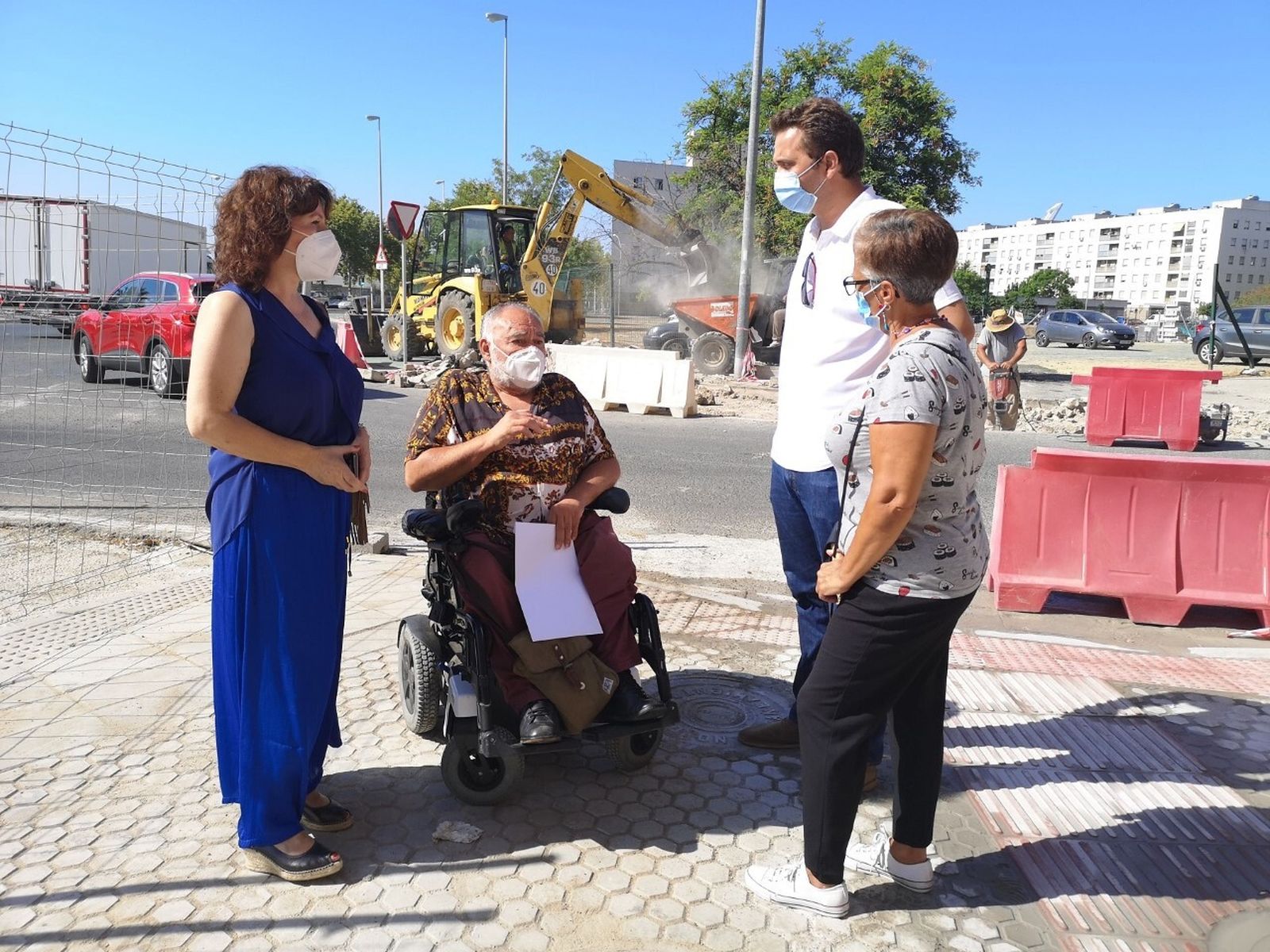El delegado del Distrito Norte, Juan Antonio Barrionuevo, visita con los vecinos de San Jerónimo las obras del carril bici.