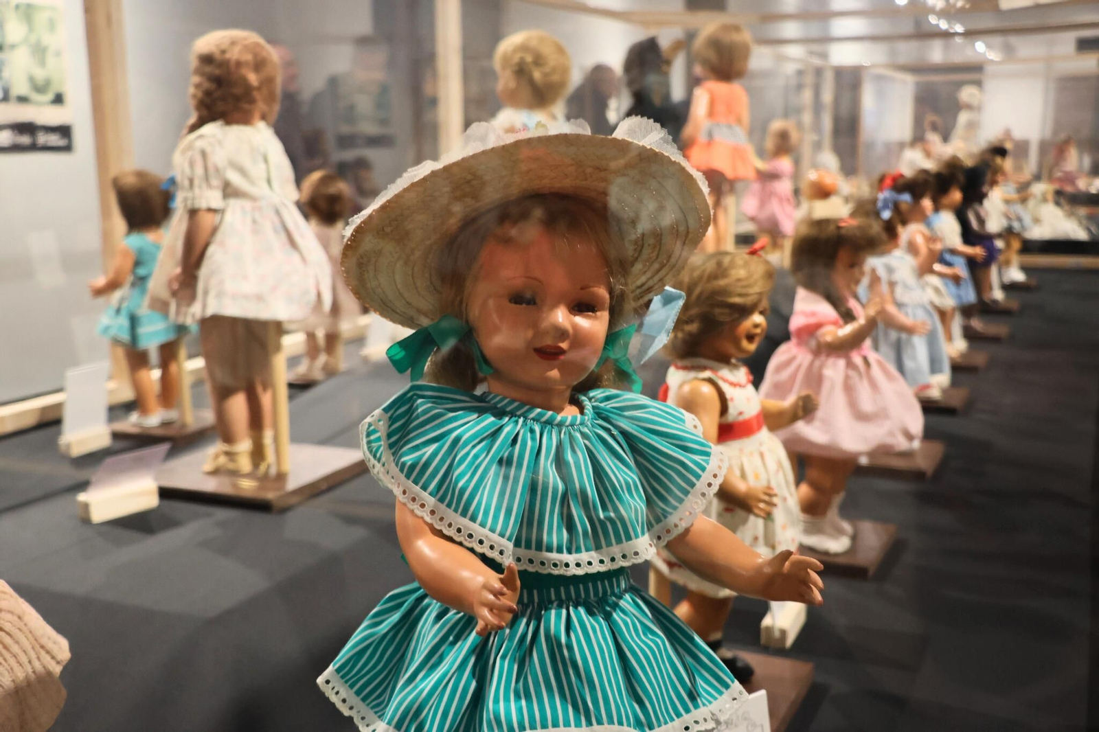 Muñeca con vestido a rayas y sombrero de ala ancha, icono del juego infantil tradicional y del valor sentimental que hoy recupera esta exposición.