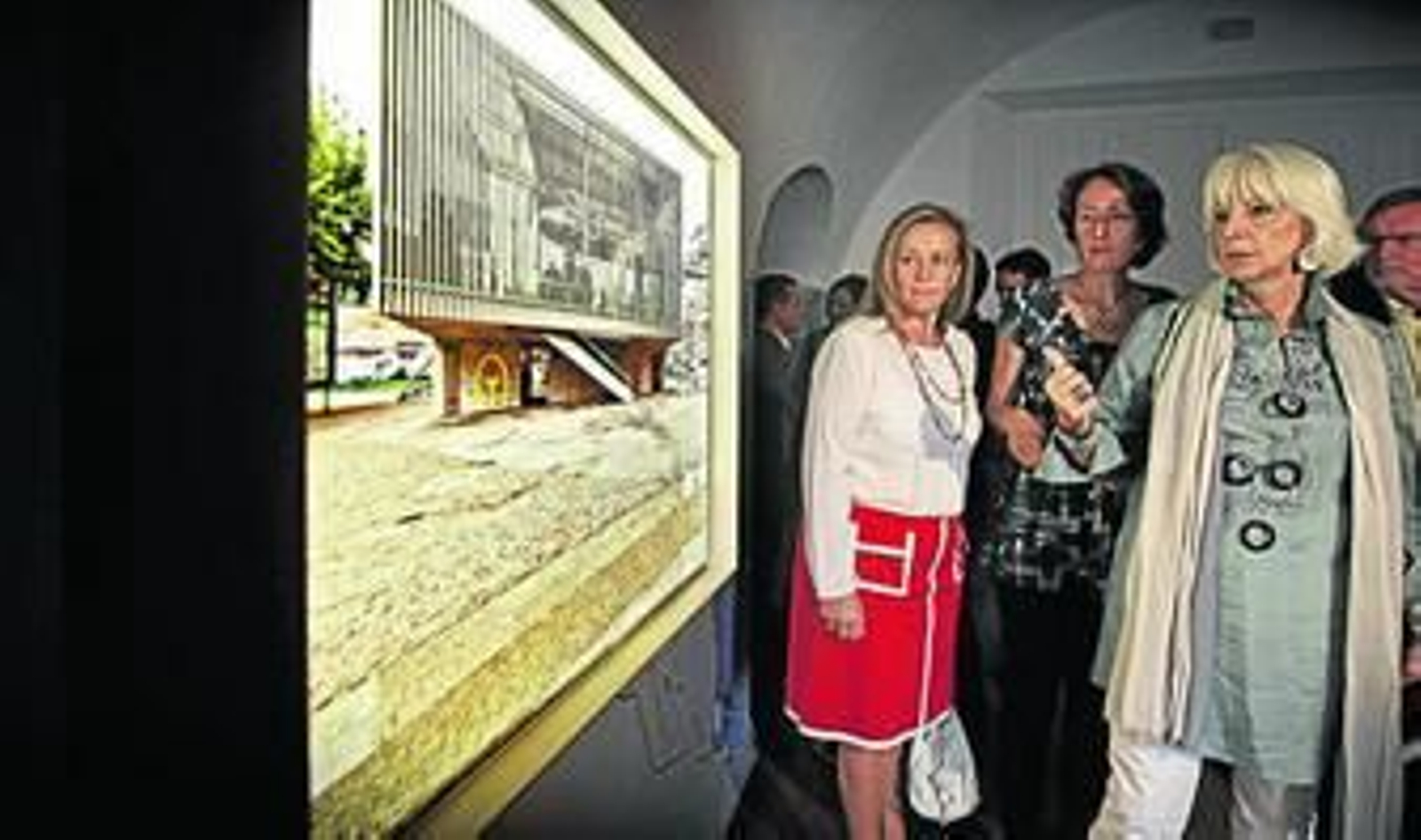 Pilar Martínez, Ángela García de Paredes y Teófila Martínez observan uno de los proyectos premiados que se exhiben en la muestra.