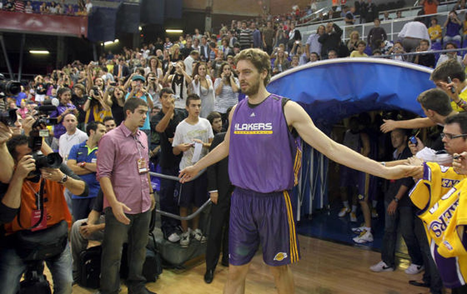 Los Lakers preparan su partido de la gira europea de la NBA frente al Regal Barcelona. / EFE