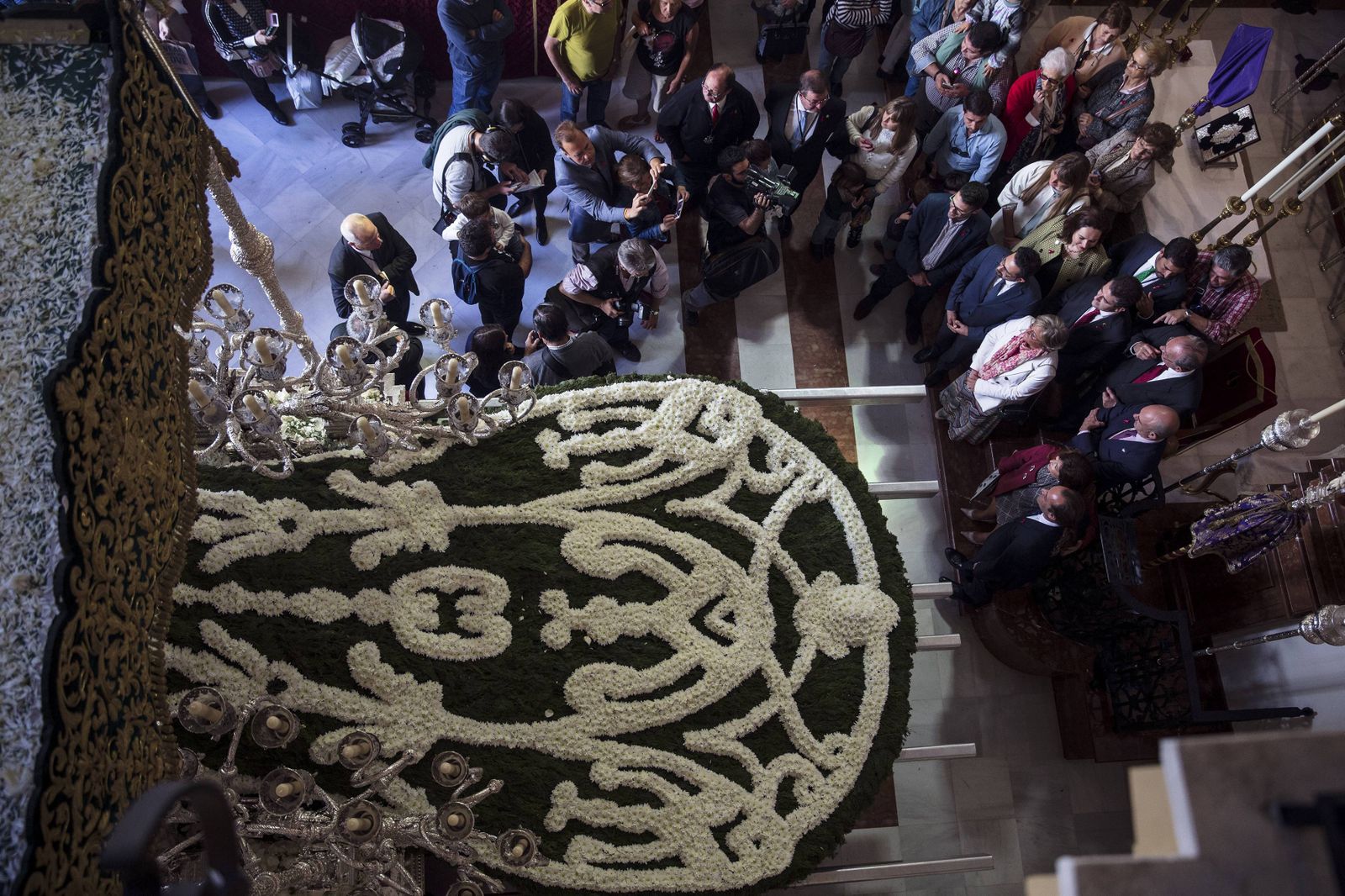 La Virgen de las Penas luce de nuevo su manto de flores