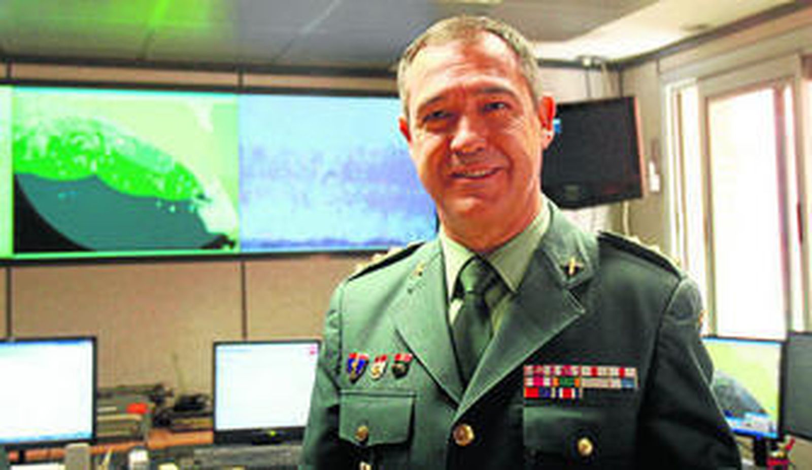 Ezequiel Romero Guijarro, ayer, ante las pantallas del Servicio Integrado de Vigilancia Exterior (SIVE).