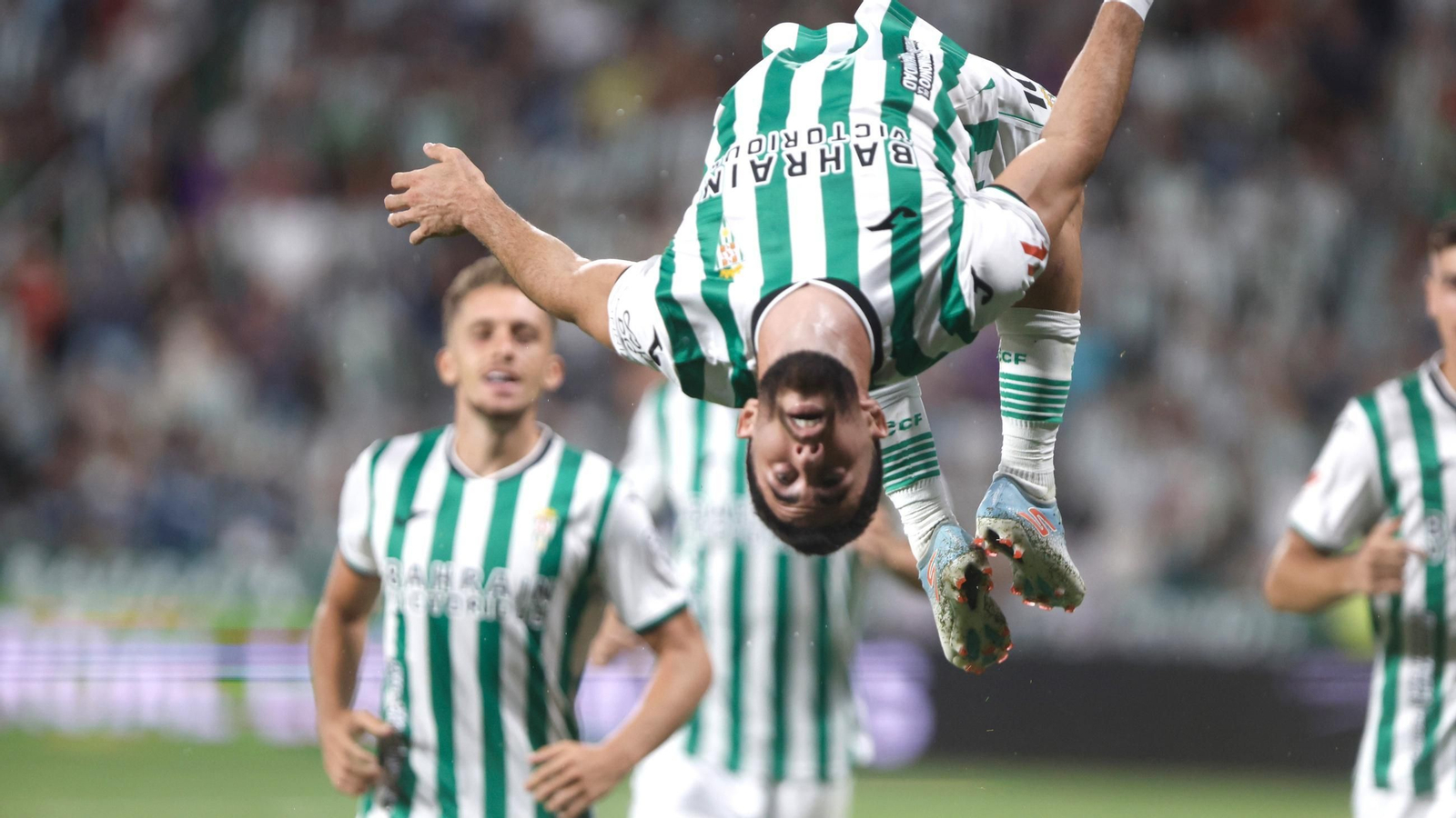 Jacobo celebra con una pirueta su gol en el Córdoba CF - Castellón.
