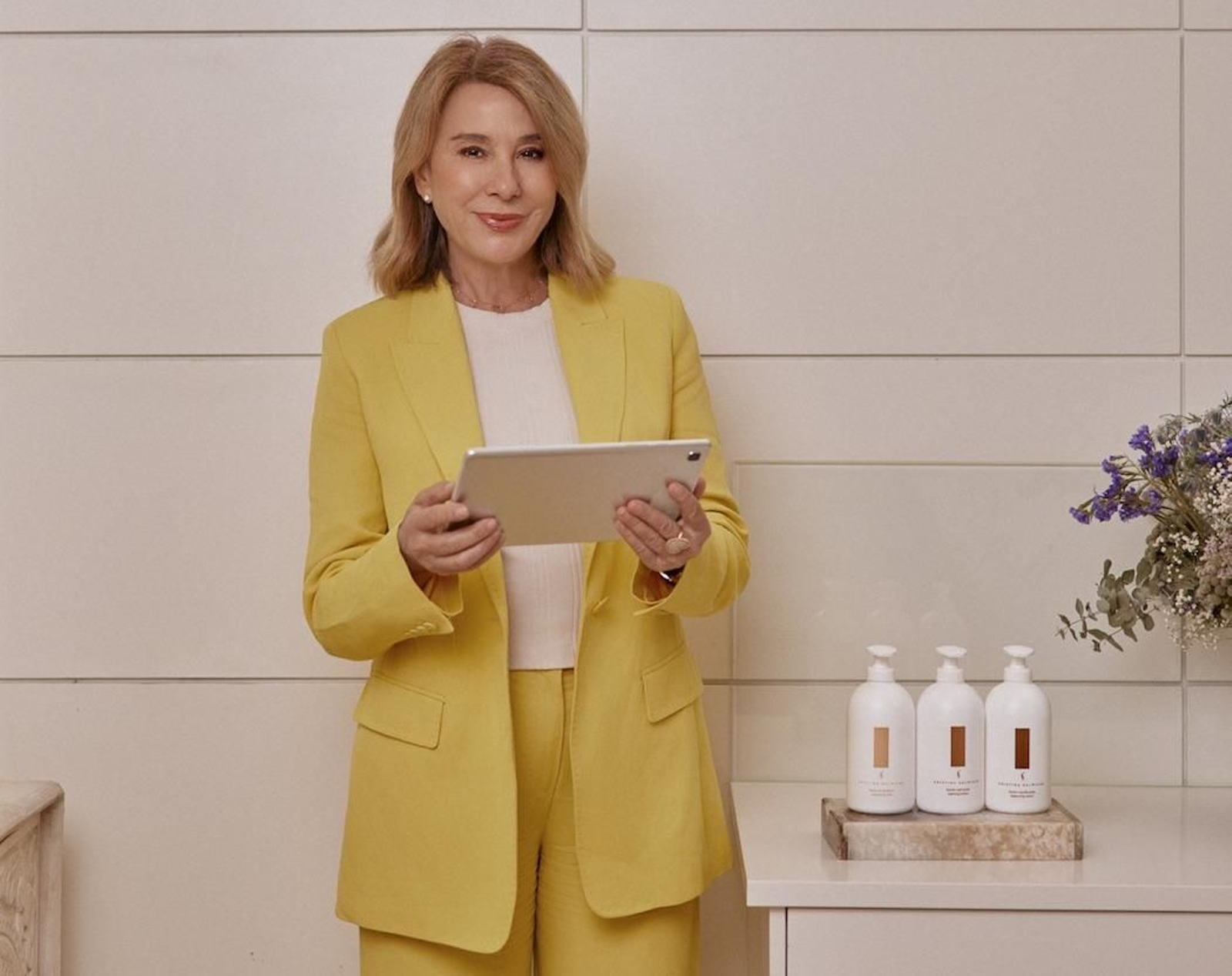 Cristina Galmiche, experta en cuidado facial: “En verano es suficiente con limpiar e hidratar la piel para eliminar residuos y devolverle vitalidad”.