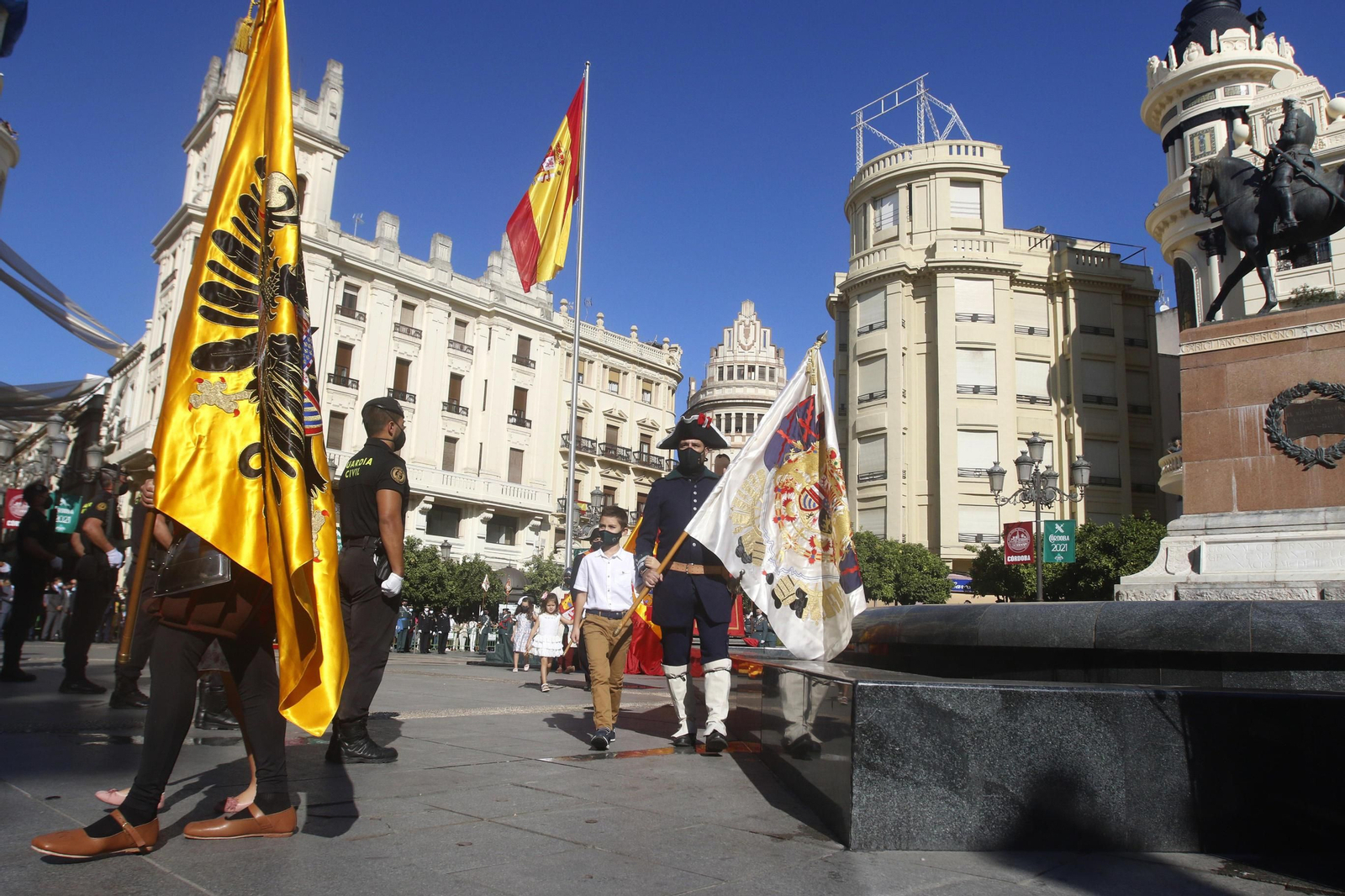 La izada de la bandera de España en las Tendillas, en imágenes.