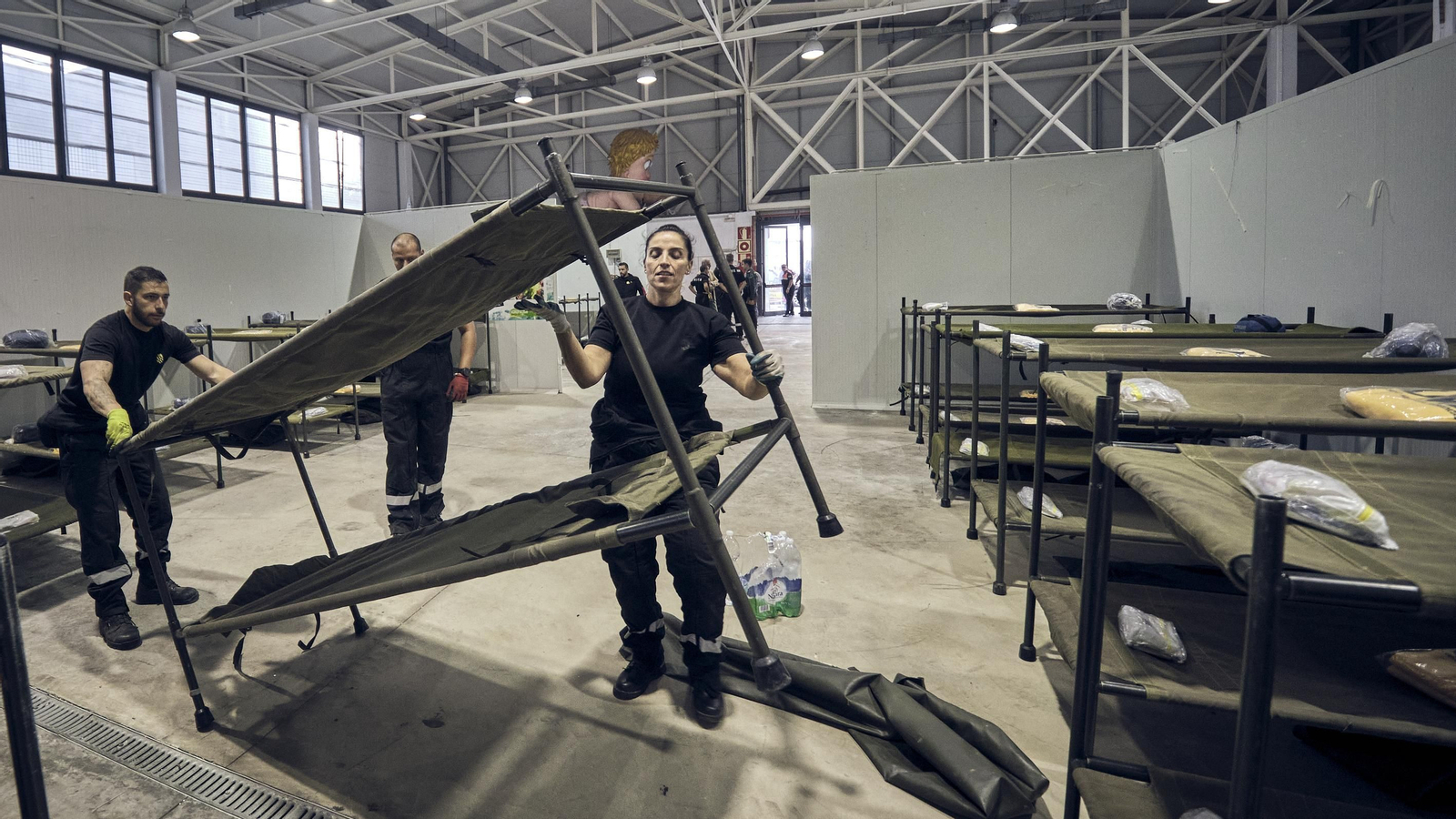 Montaje de albergue en Chipiona para damnificados por parte de la UME